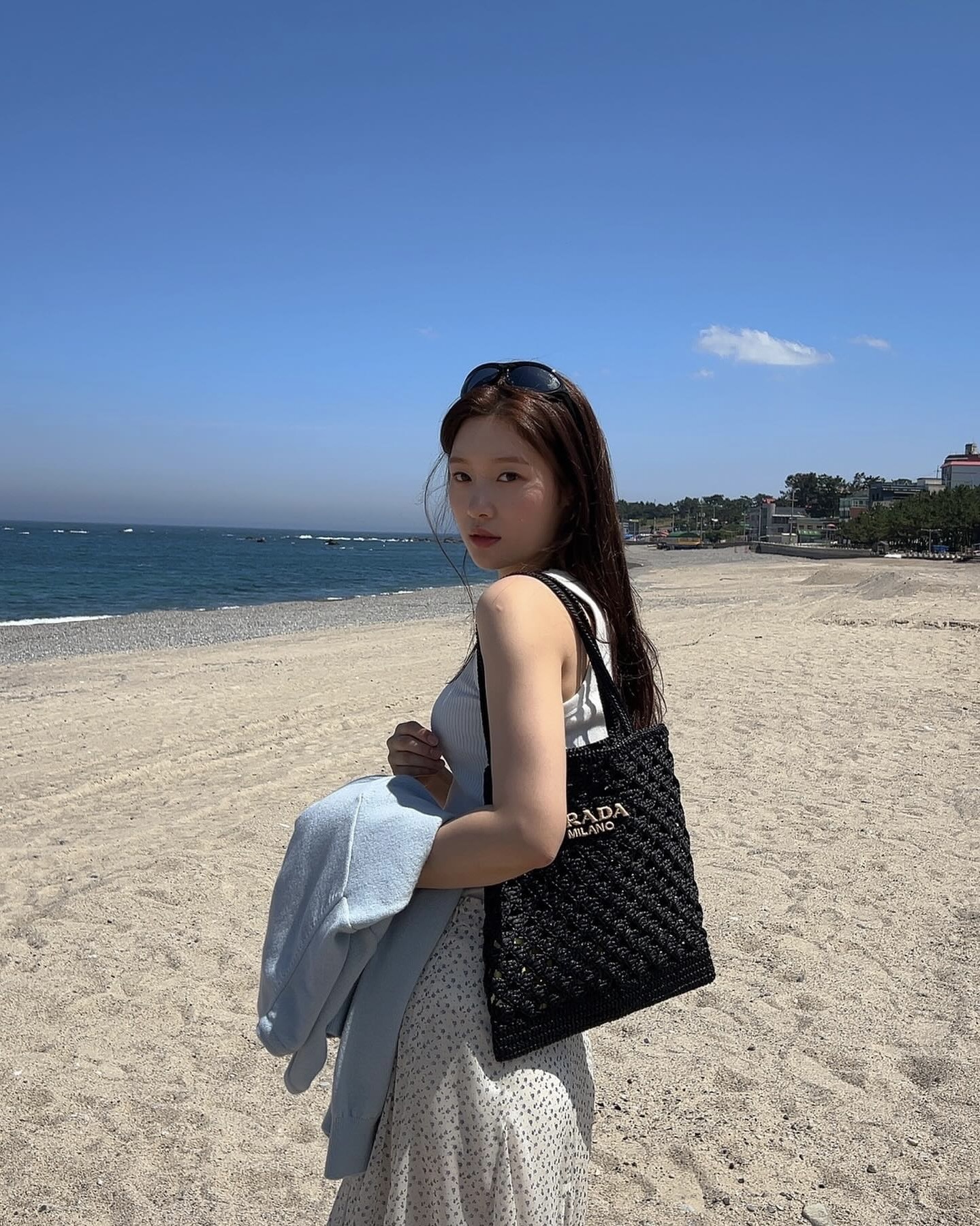 실패 없는 여름백은❓
가볍고 멋스러운 라탄백 리스트업📝

셀럽들이 선택한 라탄백, 지금 여름 코디에 참고하세요.

1. 프라다(Prada) 크로셰 토트백 260만 원
정채연이 선택한 프라다의 크로셰 토트백은 매년 여름 셀럽들이 즐겨 드는 스테디 아이템입니다. 은은한 패턴 스커트와 하얀 나시를 매치해 여성스러운 분위기를 연출했습니다.

2.셀린느(Celine) 미디엄 파니에 295만 원
기은세가 착용한 셀린느 라탄백은 브랜드 특유의 고급스러운 무드를 담아낸 제품으로 기은세는 플로럴 원피스와 데님팬츠를 매치해 캐주얼한 느낌을 주었습니다. 데일리룩부터 휴양지룩까지 폭넓게 매치할 수 있는 아이템입니다.

3.로에베(Loewe) 스몰 토트 라피아 160만 원 
혜리가 든 가방은 라탄백하면 가장 먼저 떠오를 만큼 상징적인 아이템으로 투톤 스트라이프와 로고가 포인트 입니다. 로에베 가방과 함께 튜브탑이랑 데님팬츠를 매치해 스트릿한 무드를 연출했습니다. 이미지