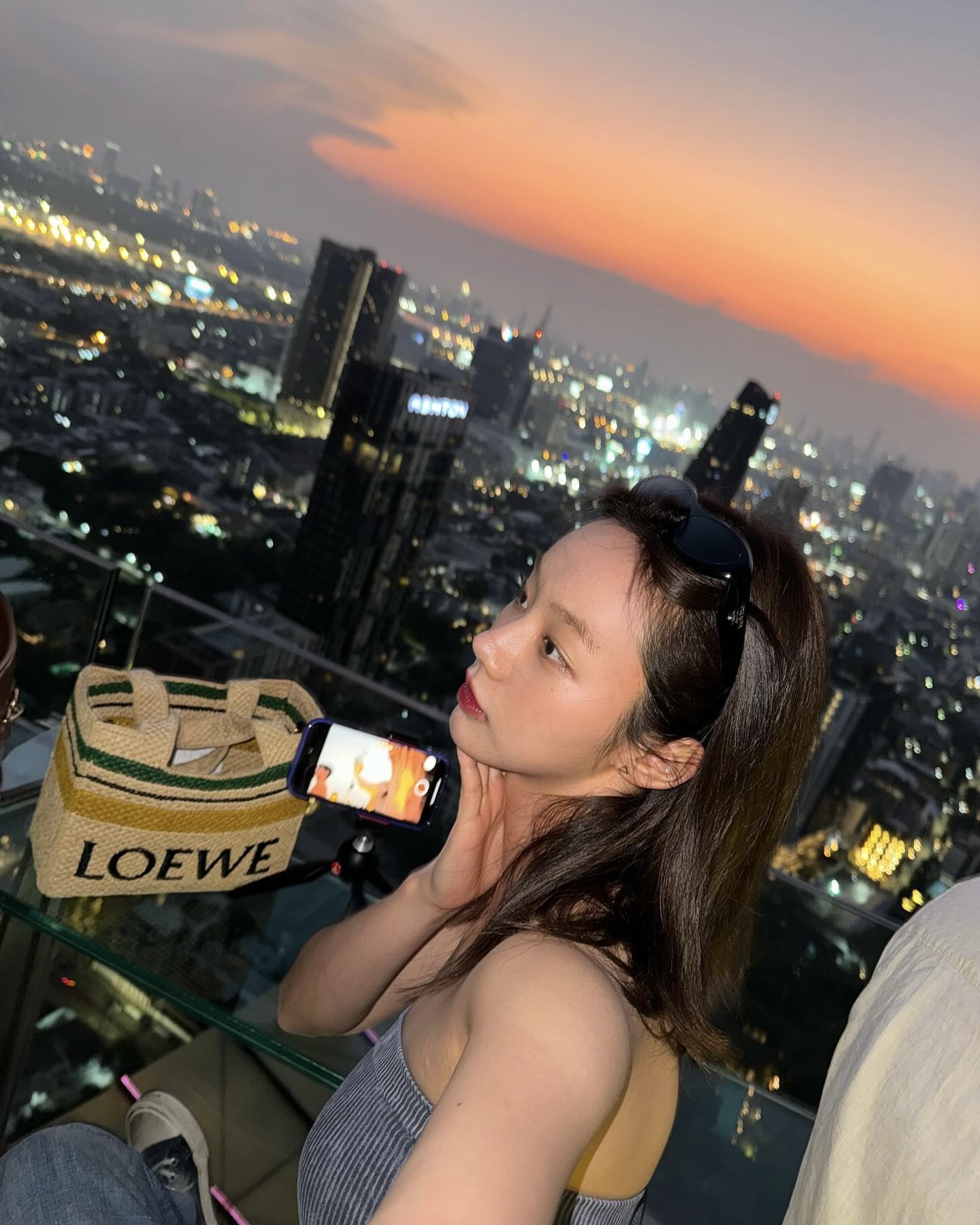 실패 없는 여름백은❓
가볍고 멋스러운 라탄백 리스트업📝

셀럽들이 선택한 라탄백, 지금 여름 코디에 참고하세요.

1. 프라다(Prada) 크로셰 토트백 260만 원
정채연이 선택한 프라다의 크로셰 토트백은 매년 여름 셀럽들이 즐겨 드는 스테디 아이템입니다. 은은한 패턴 스커트와 하얀 나시를 매치해 여성스러운 분위기를 연출했습니다.

2.셀린느(Celine) 미디엄 파니에 295만 원
기은세가 착용한 셀린느 라탄백은 브랜드 특유의 고급스러운 무드를 담아낸 제품으로 기은세는 플로럴 원피스와 데님팬츠를 매치해 캐주얼한 느낌을 주었습니다. 데일리룩부터 휴양지룩까지 폭넓게 매치할 수 있는 아이템입니다.

3.로에베(Loewe) 스몰 토트 라피아 160만 원 
혜리가 든 가방은 라탄백하면 가장 먼저 떠오를 만큼 상징적인 아이템으로 투톤 스트라이프와 로고가 포인트 입니다. 로에베 가방과 함께 튜브탑이랑 데님팬츠를 매치해 스트릿한 무드를 연출했습니다. 이미지8