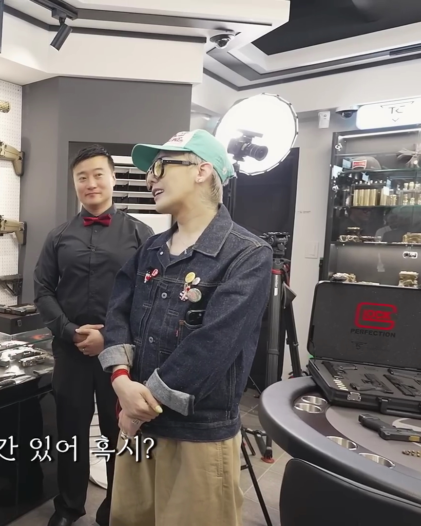 지디가 입은 데님자켓은?!👖
데님자켓 하나로 스타일을 완성하는 지드래곤✨

데님자켓 한 장도 지드래곤이 입으면 룩의 완성도가 달라집니다.

지드래곤이 입은 자켓은 바로 리바이스의 '셀비지 트러커 자켓'입니다. 워크웨어를 현대적으로 재해석한 자켓으로 클래식한 실루엣과 포켓 디테일이 특징입니다.

지드래곤처럼 다양한 뱃지로 스타일링을 개성 있게 연출 가능하며, 셀비지 원단 특유의 질감과 내구성으로 오래 입을수록 매력이 깊어지는 아이템입니다.

클래식한 데님 자켓으로 자신만의 룩을 완성해서 스타일을 다양하게 즐길 수 있습니다. 이미지1