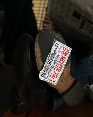 정체불명의 감정 처리소가 문을 열었다?!👀 뮤지션 오존과 카더가든의 협업으로 추정되는 계정이 등장했습니다. 이 계정은 감정 처리 전문 기관 <티-더블유-오(TWO)>라는 콘셉트를 전면에 내세우며, 두 아티스트의 공동 프로젝트 가능성을 암시하고 있습니다. 이는 단순한 음악 콘텐츠 이상의 세계관 전개로 해석될 수 있으며, 팬들의 기대감을 증폭시키고 있는데요. 이들이 제안할 서사와 사운드에 귀추가 주목됩니다. 이미지