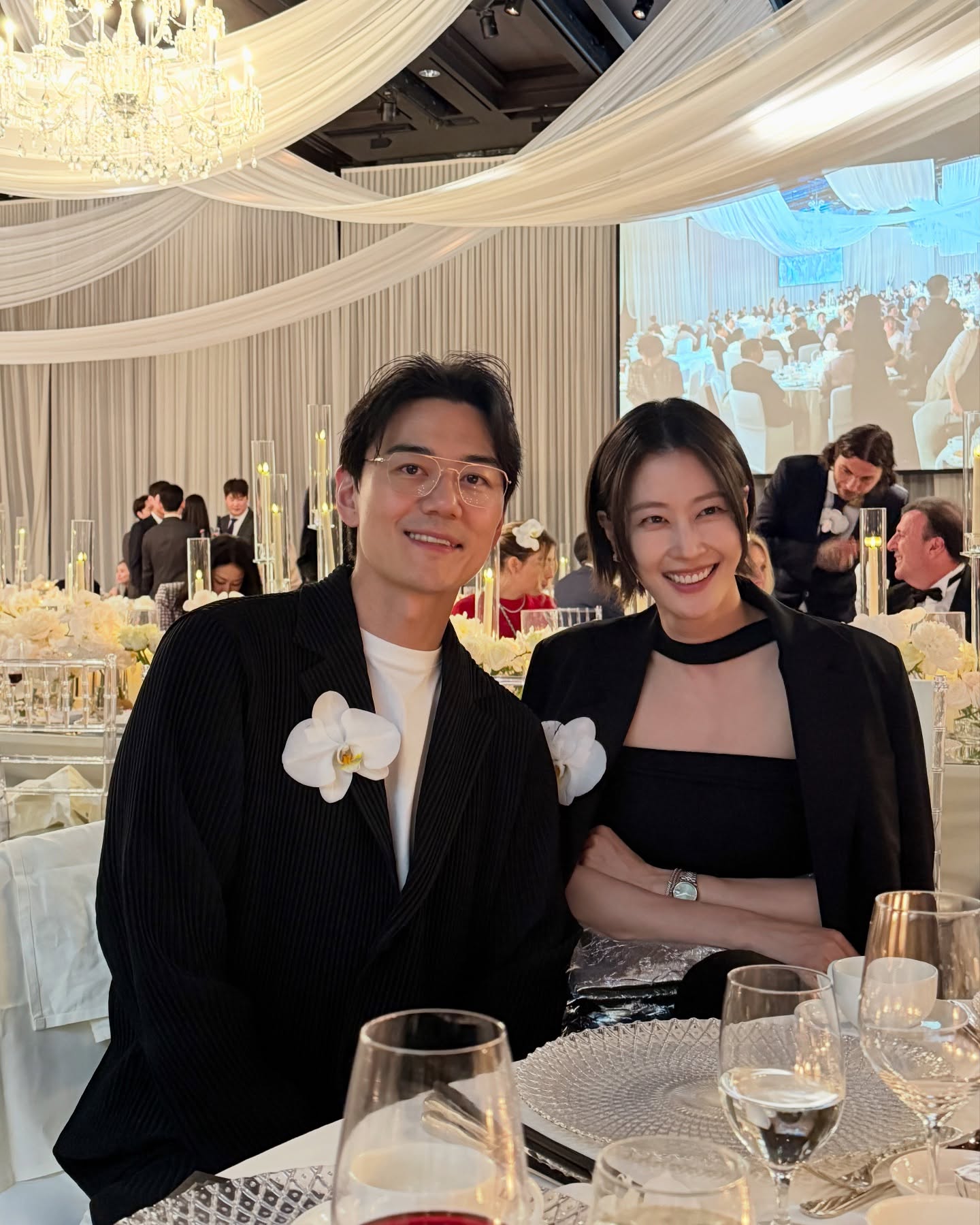 신부 다음으로 예쁜✨만능 하객룩
지금은 결혼식 시즌! 하객룩 고민된다면 3가지 코디법으로 해결✅

1. 블랙 컬러로 시크하고 세련된 무드 완성
2. 셋업으로 깔끔하고 단정한 하객룩 연출
3. 화이트 아이템은 포인트로, 아우터는 컬러감 있게 이미지4
