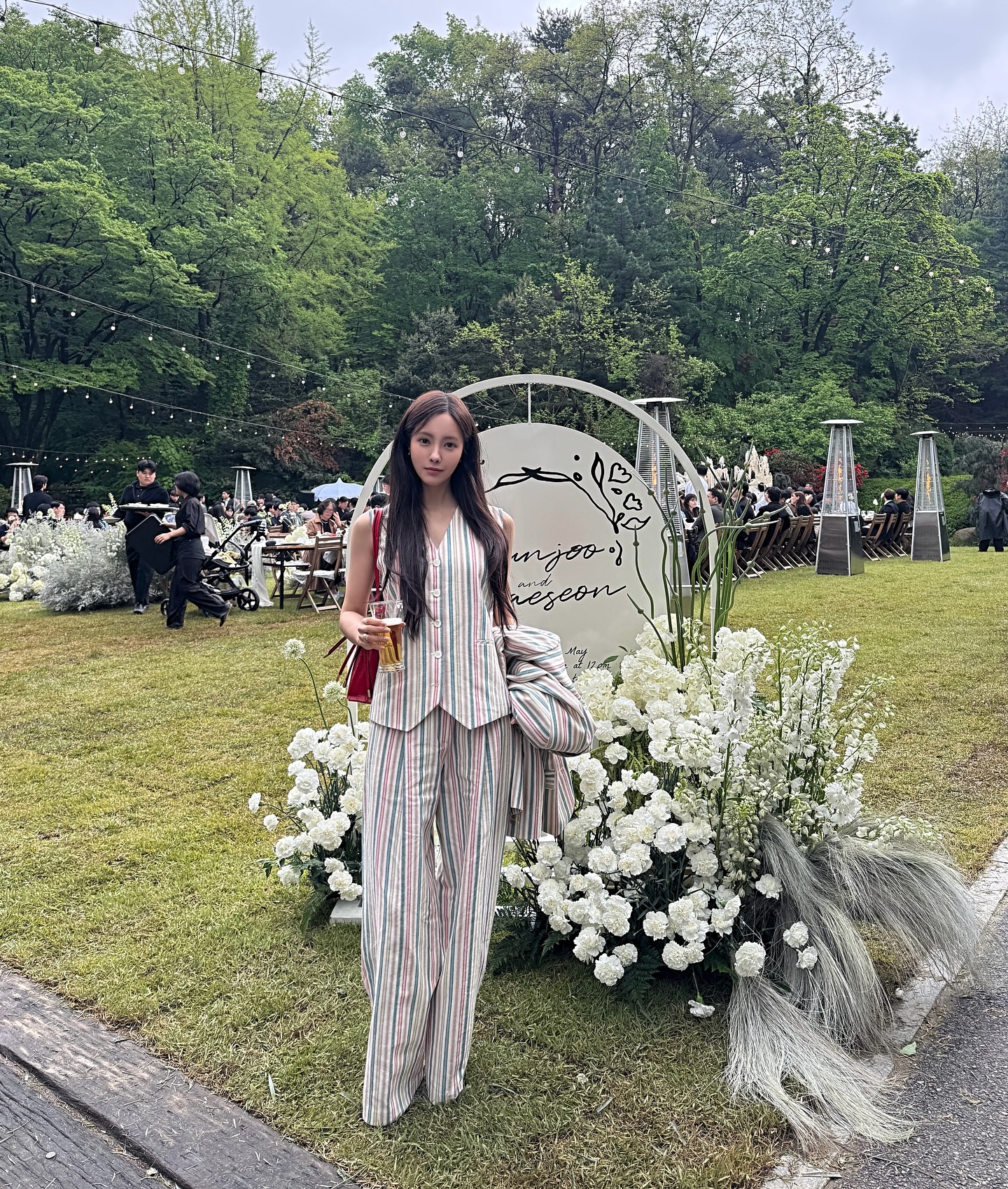 신부 다음으로 예쁜✨만능 하객룩
지금은 결혼식 시즌! 하객룩 고민된다면 3가지 코디법으로 해결✅

1. 블랙 컬러로 시크하고 세련된 무드 완성
2. 셋업으로 깔끔하고 단정한 하객룩 연출
3. 화이트 아이템은 포인트로, 아우터는 컬러감 있게 이미지6