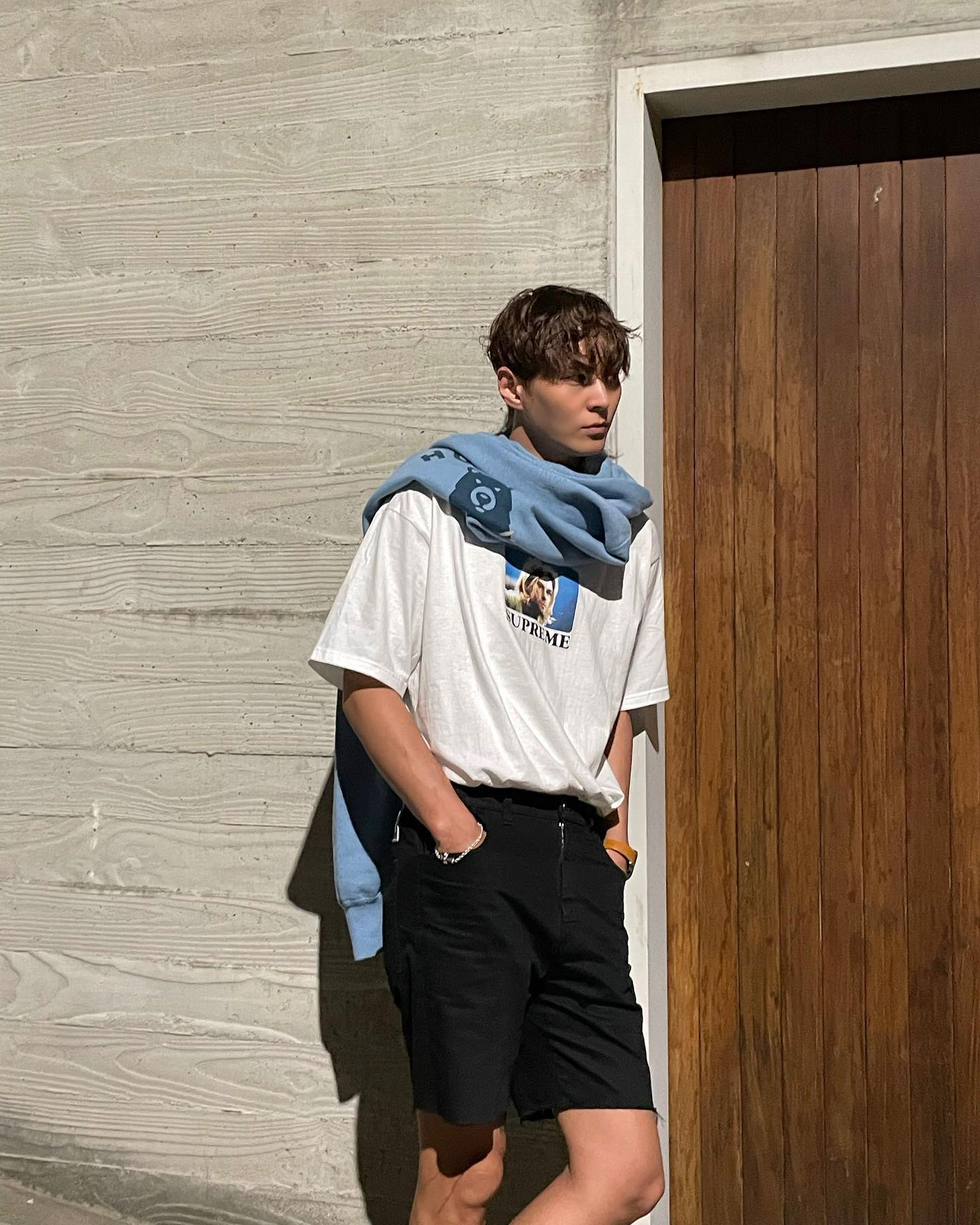 슈프림 매니아 주원😎
올 여름 스트릿은 역시 슈프림✨아이템 체크!

로고부터 프린팅까지, 각기 다른 무드를 소화한 티셔츠 스타일링 모음입니다.

1. 슈프림 커트코베인 티셔츠
전설적인 뮤지션 커트 코베인의 이미지가 담긴 프린트 티셔츠입니다. 슈프림 특유의 스트릿 감성과 록 아이콘이 포인트인 아이템입니다.

2. 슈프림 클래식 로고 티셔츠
심플한 "supreme new york" 로고가 프린트된 티셔츠입니다. 깔끔하면서도 브랜드 아이덴티티를 직관적으로 표현하는 베이직 아이템입니다.

3. 슈프림 x 언더커버 페이스 티셔츠
언더커버와의 협업으로 탄생한 제품으로  포토그래픽이 전면에 강조되고 ‘Sup’ 로고로 표현된 얼굴 이미지가 인상적입니다.

4. 슈프림 스트로베리 티셔츠
클래식 정물화를 연상시키는 과일 아트워크와 슈프림 로고가 조화를 이룬 티셔츠입니다. 회화의 감성과 독특한 매력을 동시에 연출할 수 있는 디자인입니다.

5. 슈프림 도우보이 티셔츠
도우보이 캐릭터와 슈프림 로고가 어우러진 귀엽고 유쾌한 티셔츠로 키치한 감성과 스트릿 감성을 동시에 담아낸 아이템입니다. 이미지