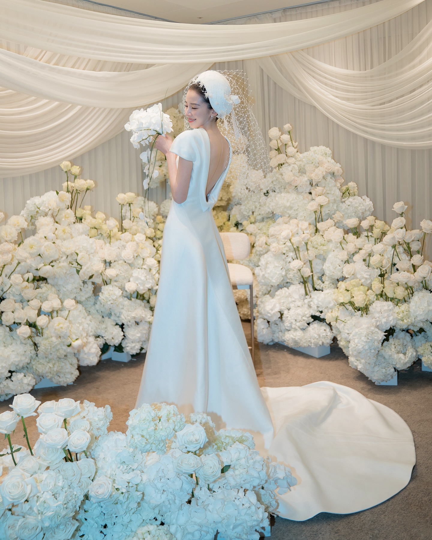 드디어 새 신부가 된 아이린👰🏻‍♀️
결혼식 속 골져스한 순간들✨ 이미지5