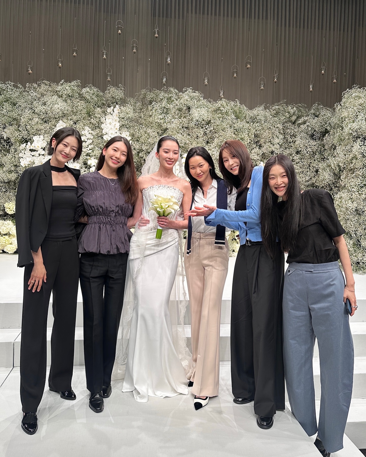 신부 다음으로 예쁜✨만능 하객룩 지금은 결혼식 시즌! 하객룩 고민된다면 3가지 코디법으로 해결✅  1. 블랙 컬러로 시크하고 세련된 무드 완성 2. 셋업으로 깔끔하고 단정한 하객룩 연출 3. 화이트 아이템은 포인트로, 아우터는 컬러감 있게 이미지