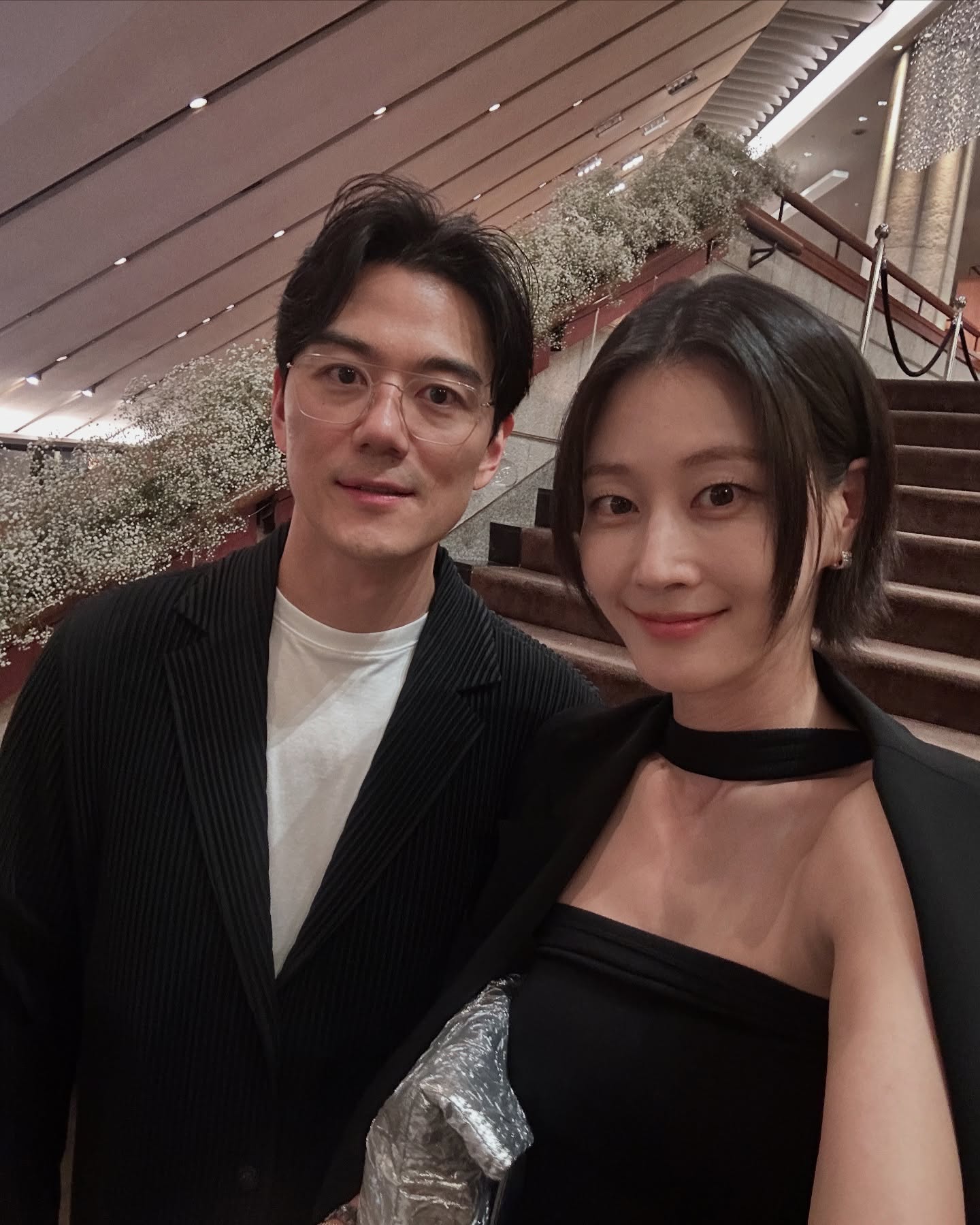 신부 다음으로 예쁜✨만능 하객룩
지금은 결혼식 시즌! 하객룩 고민된다면 3가지 코디법으로 해결✅

1. 블랙 컬러로 시크하고 세련된 무드 완성
2. 셋업으로 깔끔하고 단정한 하객룩 연출
3. 화이트 아이템은 포인트로, 아우터는 컬러감 있게 이미지5