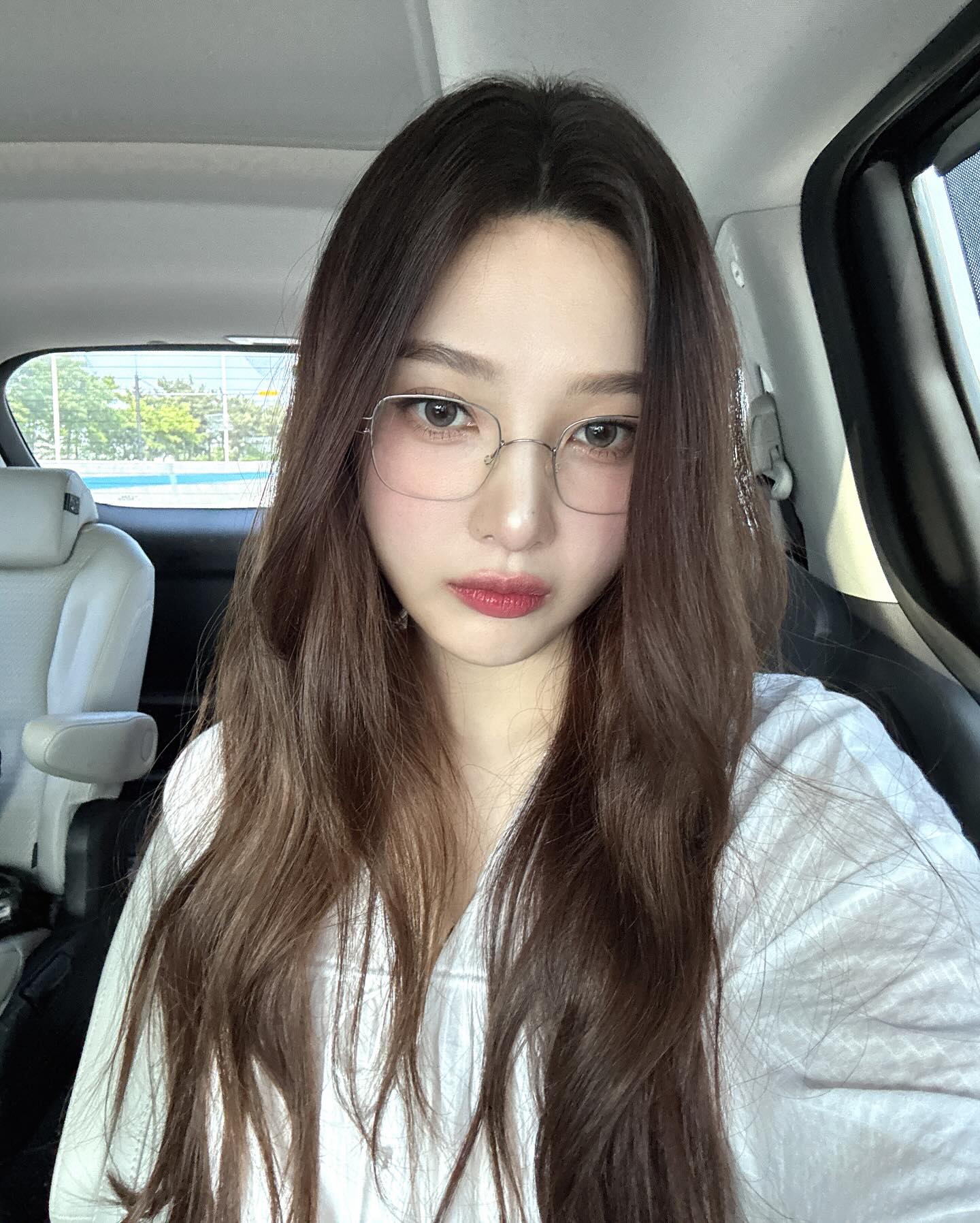 교감쌤 같은 깐깐미 있으시다..🖤
유니크한 안경 하나로 완성한 포인트 스타일링👓 이미지