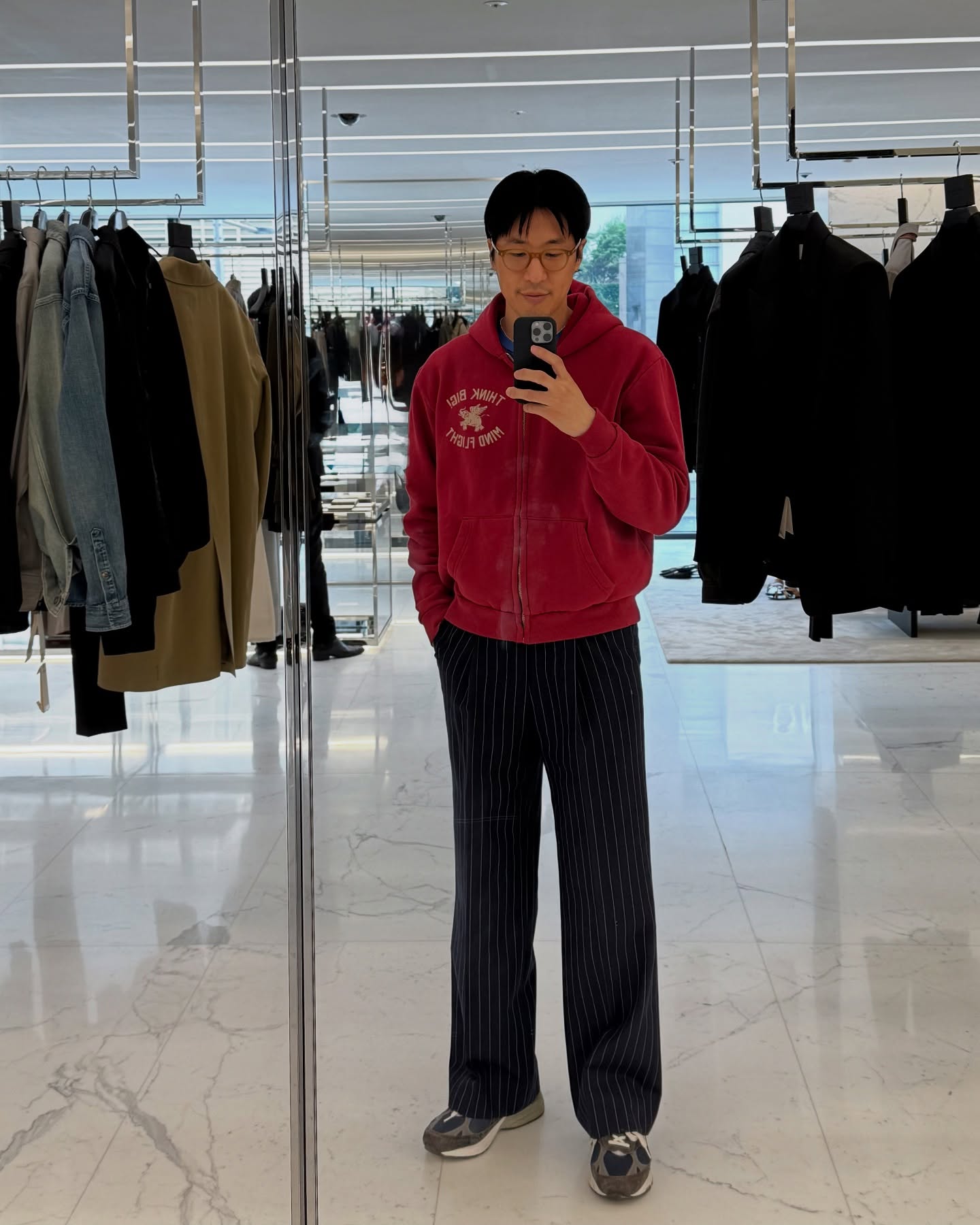 무심한 듯, 깊이 있는 스타일 🕶️
마이큐의 스트리트 감성(feat. 버건디 집업 후드)

클래식과 편안함 사이, 컬렉트 피시스 후드와 뉴발란스 993의 데일리 믹스 매치를 확인해보세요.

1. 컬렉트 피시스 x 테프 스토어즈 씽크 빅 집업 후드 버건디
버건디 컬러의 후디는 깊이감 있는 색감과 빈티지한 그래픽이 특징. 여유로운 실루엣 덕분에 편안하면서도 캐릭터가 분명하게 드러납니다.

2. 뉴발란스 993 메이드 인 USA 네이비
993 시리즈 중에서도 네이비 컬러는 시티 무드를 더합니다. 볼드한 실루엣이지만 클래식함을 유지하며, 어디에나 잘 어울리는 만능 신발로 기능성과 디자인을 모두 잡았습니다.

3. 와이드 스트라이프 팬츠
핀스트라이프가 들어간 와이드 팬츠는 클래식과 캐주얼의 경계를 무너뜨리는데요. 주로 톤온톤 스타일링에서 중심을 잡아줄 때 활용도 높은 아이템입니다.  이미지2