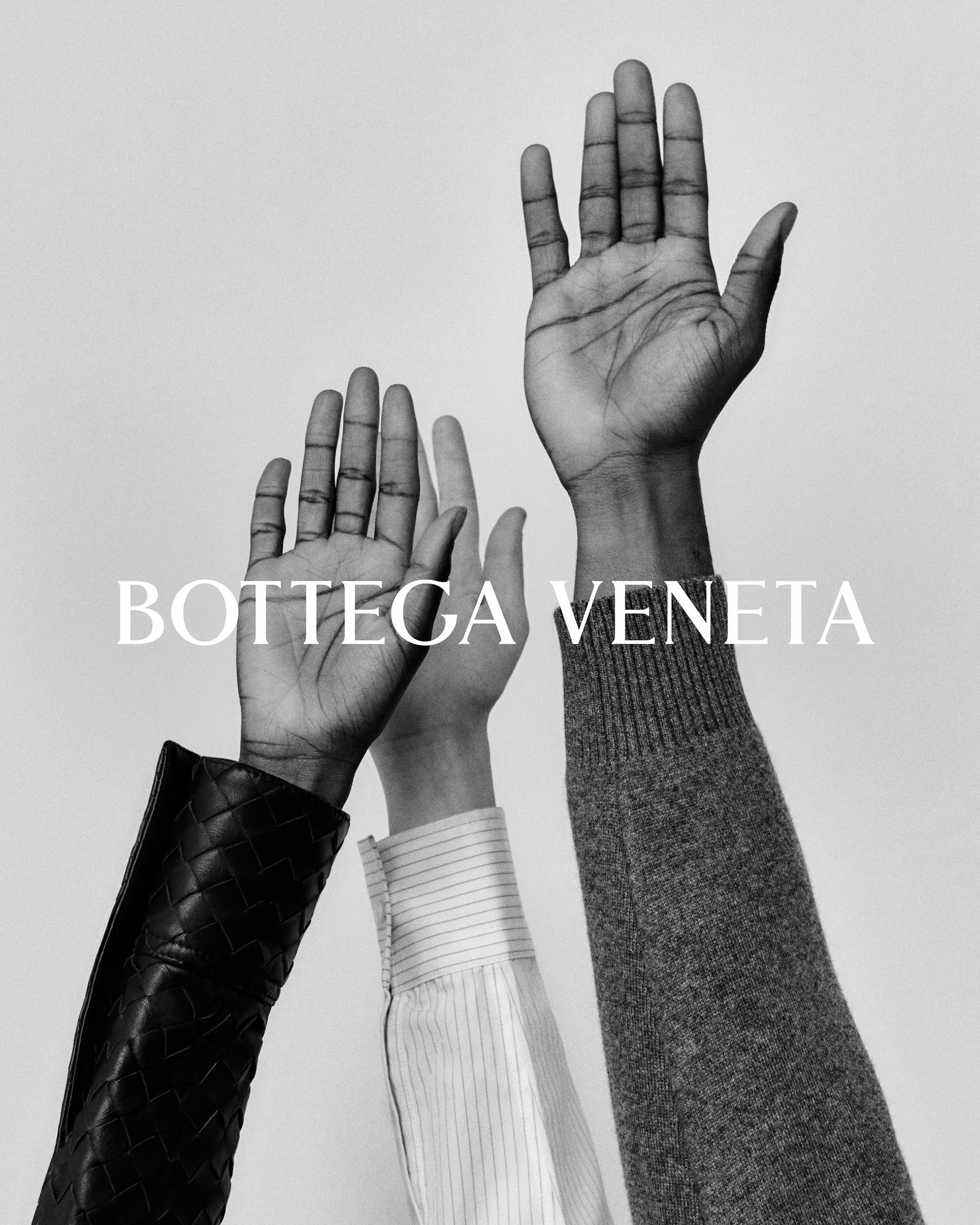 50년 보테가 베네타 x 타일러✌🏿
보테가 베네타, 인트레치아토 50주년 캠페인📸
보테가 베네타가 인트레치아토 50주년을 기념해 선보인 ‘Craft is Our Language’ 캠페인에 타일러 더 크리에이터가 참여했습니다. 절제된 디자인 철학을 바탕으로 타일러는 특유의 위트와 예술성을 담아 브랜드의 장인정신을 새롭게 해석하며, 조용한 럭셔리의 진면목을 보여줍니다.
이번 캠페인은 타일러뿐 아니라 줄리안 무어, 아이엔 등 다양한 인물이 참여하며 보테가 베네타의 정체성을 강조했습니다. 이미지10