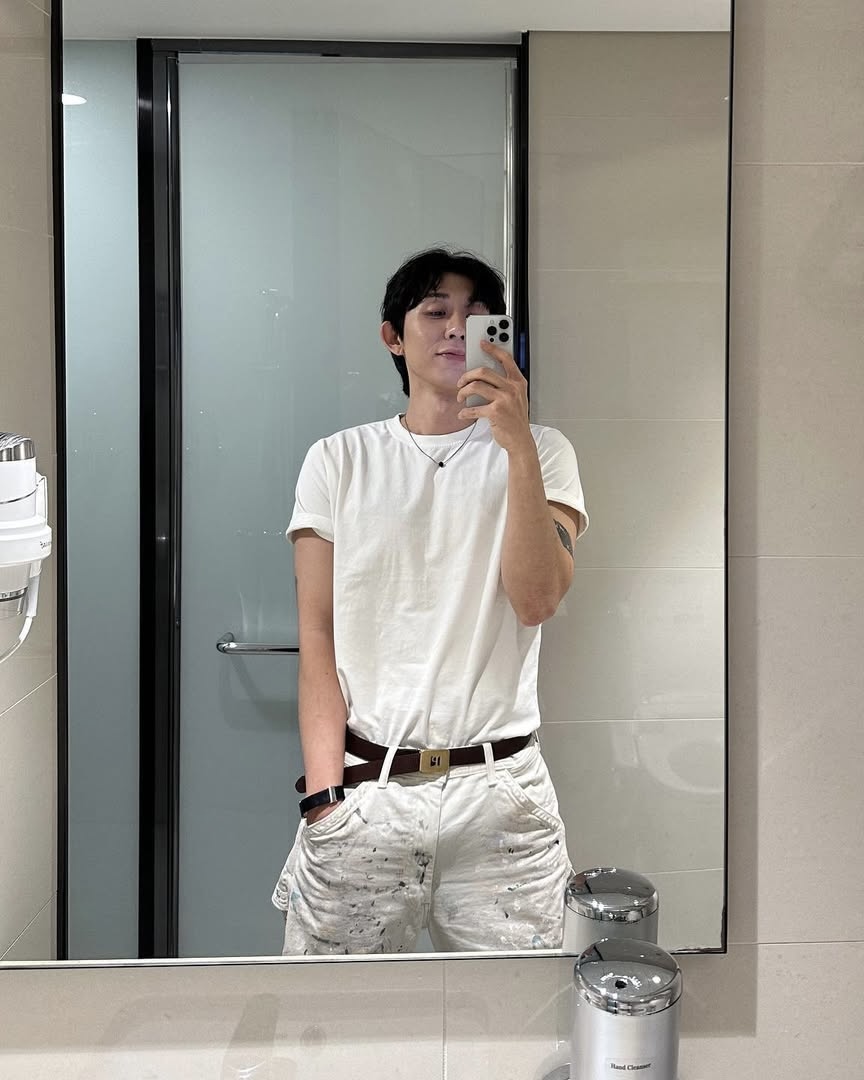 흰 티는 소매 롤업이 생명👻 이미지4