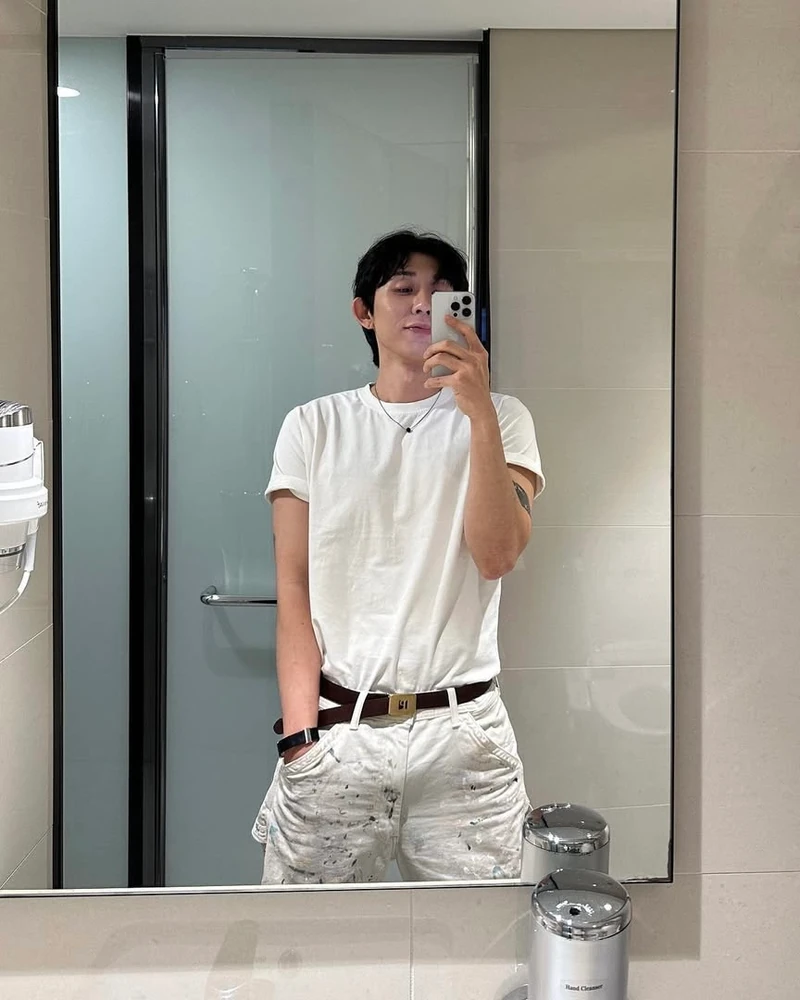 흰 티는 소매 롤업이 생명👻 이미지4