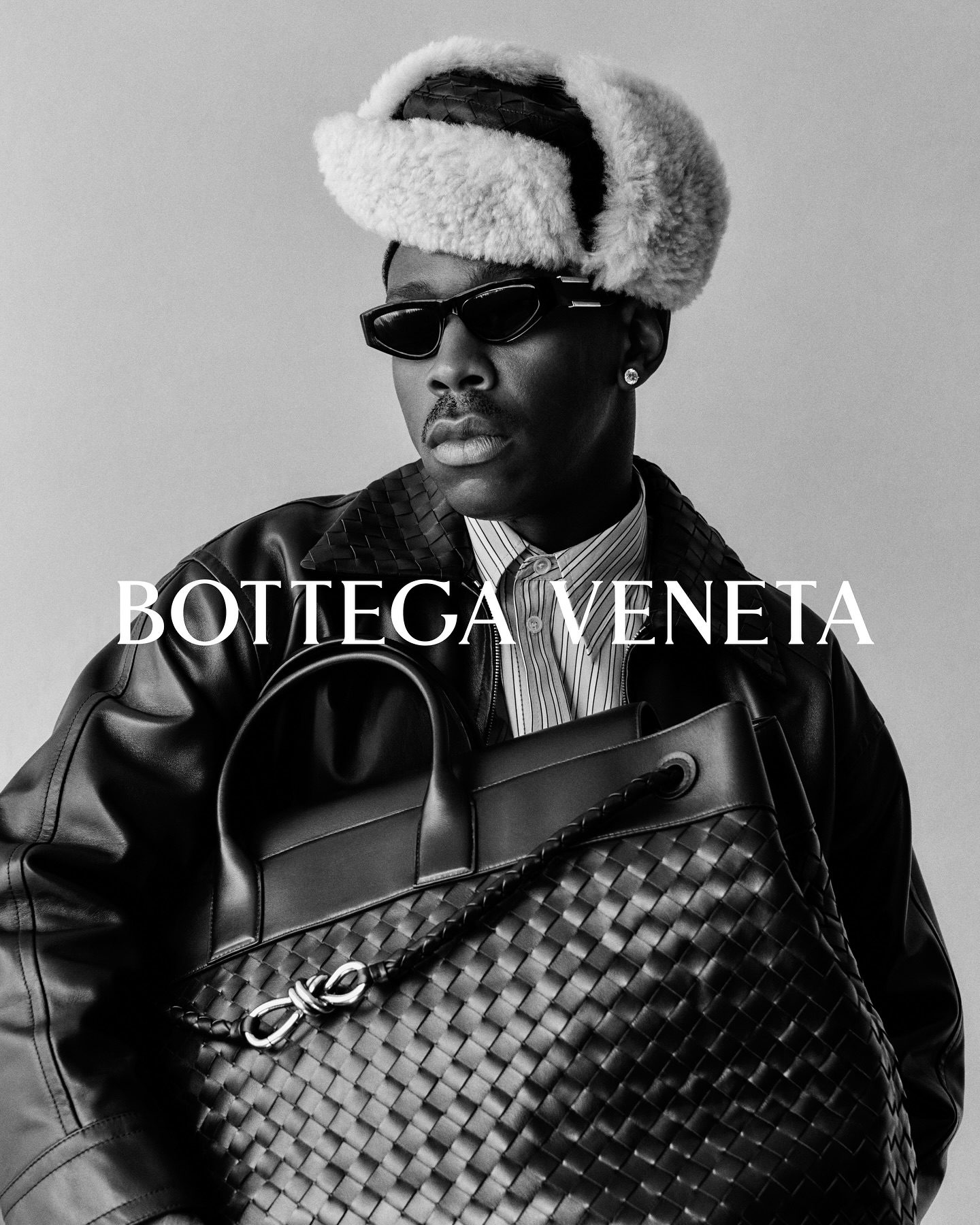 50년 보테가 베네타 x 타일러✌🏿
보테가 베네타, 인트레치아토 50주년 캠페인📸
보테가 베네타가 인트레치아토 50주년을 기념해 선보인 ‘Craft is Our Language’ 캠페인에 타일러 더 크리에이터가 참여했습니다. 절제된 디자인 철학을 바탕으로 타일러는 특유의 위트와 예술성을 담아 브랜드의 장인정신을 새롭게 해석하며, 조용한 럭셔리의 진면목을 보여줍니다.
이번 캠페인은 타일러뿐 아니라 줄리안 무어, 아이엔 등 다양한 인물이 참여하며 보테가 베네타의 정체성을 강조했습니다. 이미지7