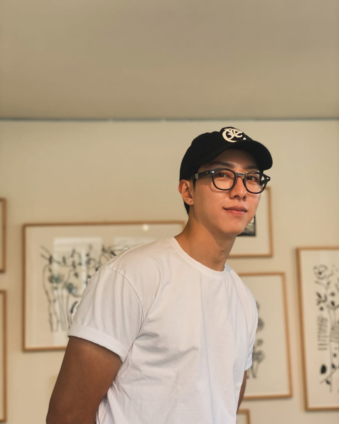 흰 티는 소매 롤업이 생명👻 이미지5