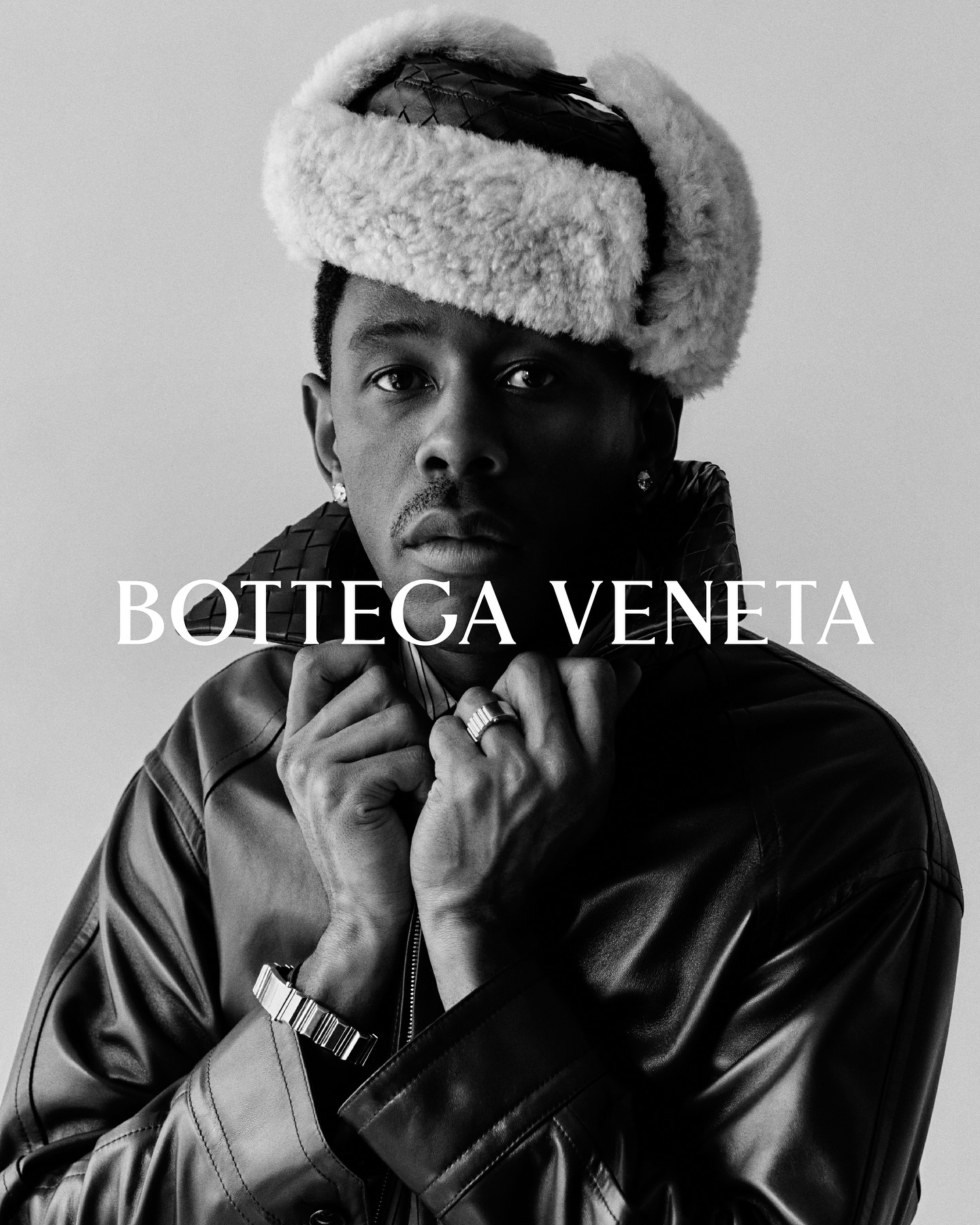 50년 보테가 베네타 x 타일러✌🏿
보테가 베네타, 인트레치아토 50주년 캠페인📸
보테가 베네타가 인트레치아토 50주년을 기념해 선보인 ‘Craft is Our Language’ 캠페인에 타일러 더 크리에이터가 참여했습니다. 절제된 디자인 철학을 바탕으로 타일러는 특유의 위트와 예술성을 담아 브랜드의 장인정신을 새롭게 해석하며, 조용한 럭셔리의 진면목을 보여줍니다.
이번 캠페인은 타일러뿐 아니라 줄리안 무어, 아이엔 등 다양한 인물이 참여하며 보테가 베네타의 정체성을 강조했습니다. 이미지9
