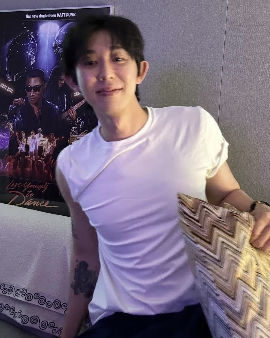 흰 티는 소매 롤업이 생명👻 이미지6