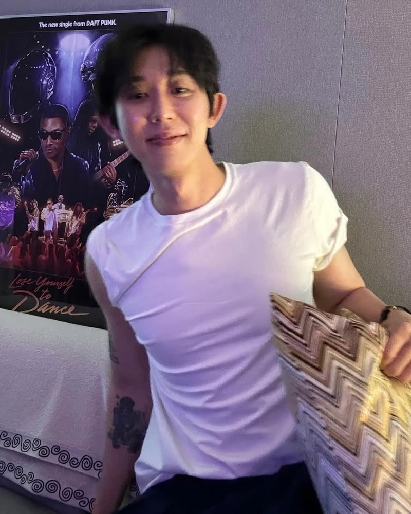 흰 티는 소매 롤업이 생명👻 이미지6