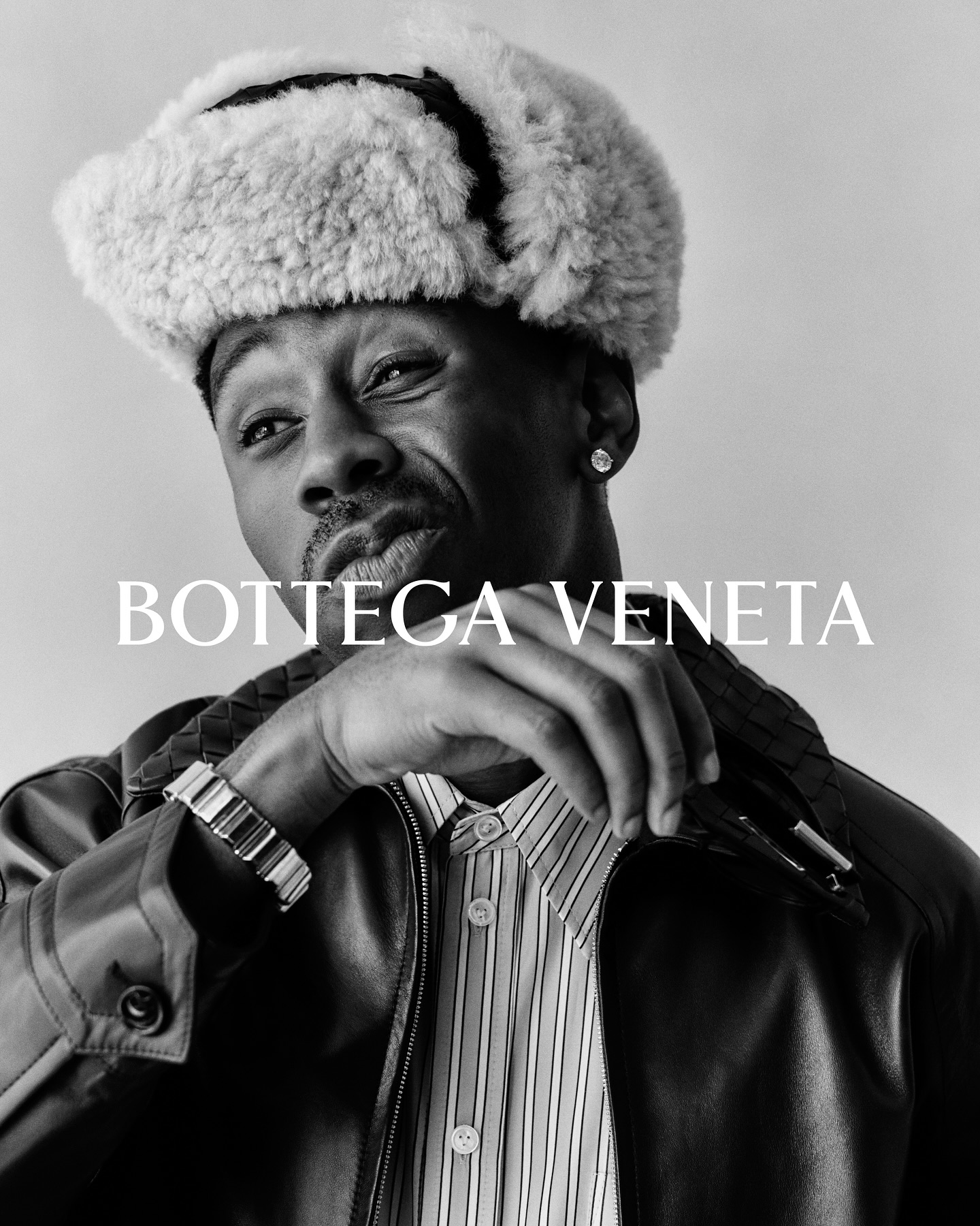50년 보테가 베네타 x 타일러✌🏿
보테가 베네타, 인트레치아토 50주년 캠페인📸
보테가 베네타가 인트레치아토 50주년을 기념해 선보인 ‘Craft is Our Language’ 캠페인에 타일러 더 크리에이터가 참여했습니다. 절제된 디자인 철학을 바탕으로 타일러는 특유의 위트와 예술성을 담아 브랜드의 장인정신을 새롭게 해석하며, 조용한 럭셔리의 진면목을 보여줍니다.
이번 캠페인은 타일러뿐 아니라 줄리안 무어, 아이엔 등 다양한 인물이 참여하며 보테가 베네타의 정체성을 강조했습니다. 이미지8