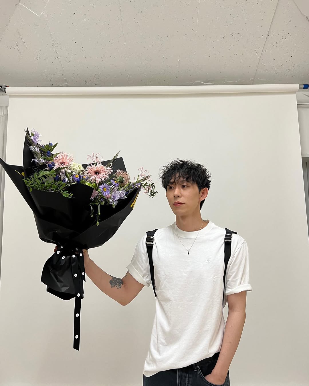 흰 티는 소매 롤업이 생명👻 이미지2