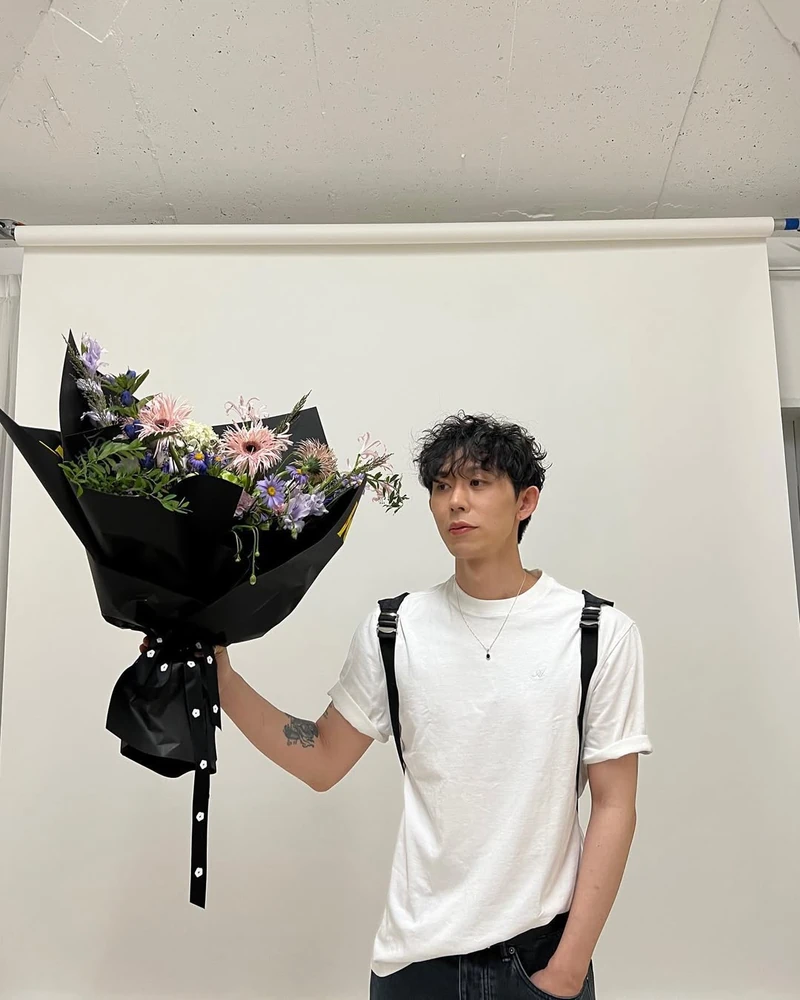 흰 티는 소매 롤업이 생명👻 이미지2