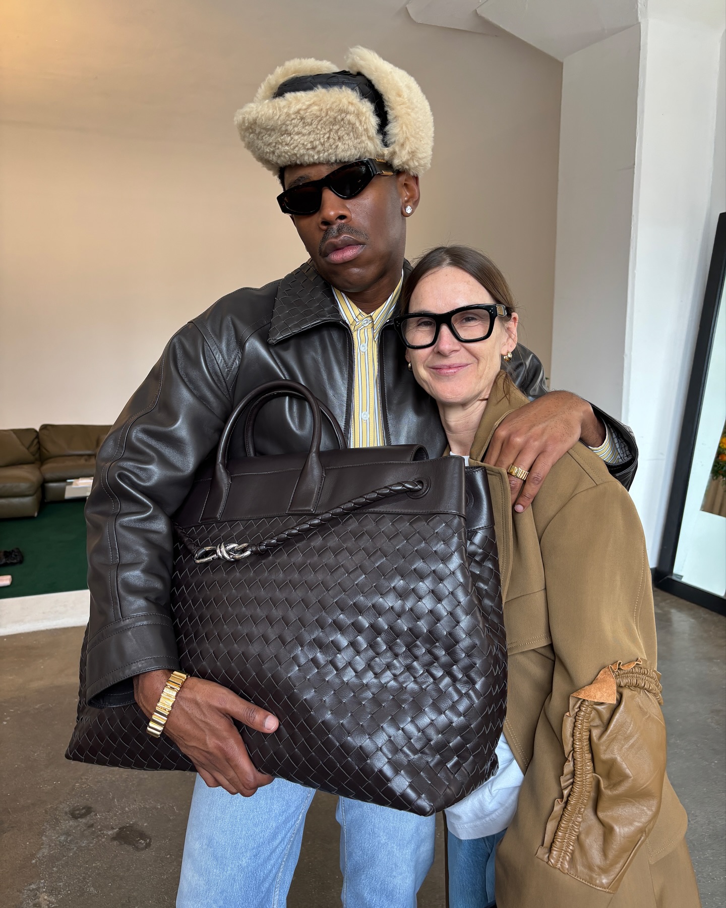 50년 보테가 베네타 x 타일러✌🏿
보테가 베네타, 인트레치아토 50주년 캠페인📸
보테가 베네타가 인트레치아토 50주년을 기념해 선보인 ‘Craft is Our Language’ 캠페인에 타일러 더 크리에이터가 참여했습니다. 절제된 디자인 철학을 바탕으로 타일러는 특유의 위트와 예술성을 담아 브랜드의 장인정신을 새롭게 해석하며, 조용한 럭셔리의 진면목을 보여줍니다.
이번 캠페인은 타일러뿐 아니라 줄리안 무어, 아이엔 등 다양한 인물이 참여하며 보테가 베네타의 정체성을 강조했습니다. 이미지3