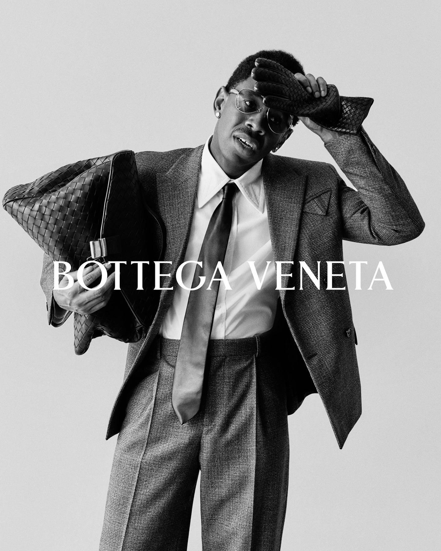 50년 보테가 베네타 x 타일러✌🏿
보테가 베네타, 인트레치아토 50주년 캠페인📸
보테가 베네타가 인트레치아토 50주년을 기념해 선보인 ‘Craft is Our Language’ 캠페인에 타일러 더 크리에이터가 참여했습니다. 절제된 디자인 철학을 바탕으로 타일러는 특유의 위트와 예술성을 담아 브랜드의 장인정신을 새롭게 해석하며, 조용한 럭셔리의 진면목을 보여줍니다.
이번 캠페인은 타일러뿐 아니라 줄리안 무어, 아이엔 등 다양한 인물이 참여하며 보테가 베네타의 정체성을 강조했습니다. 이미지4