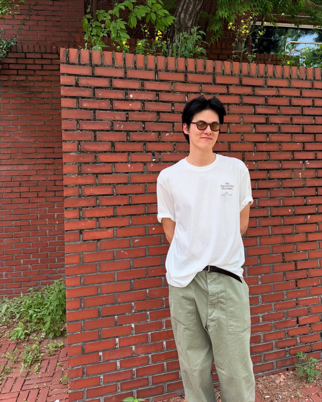 흰 티는 소매 롤업이 생명👻 이미지