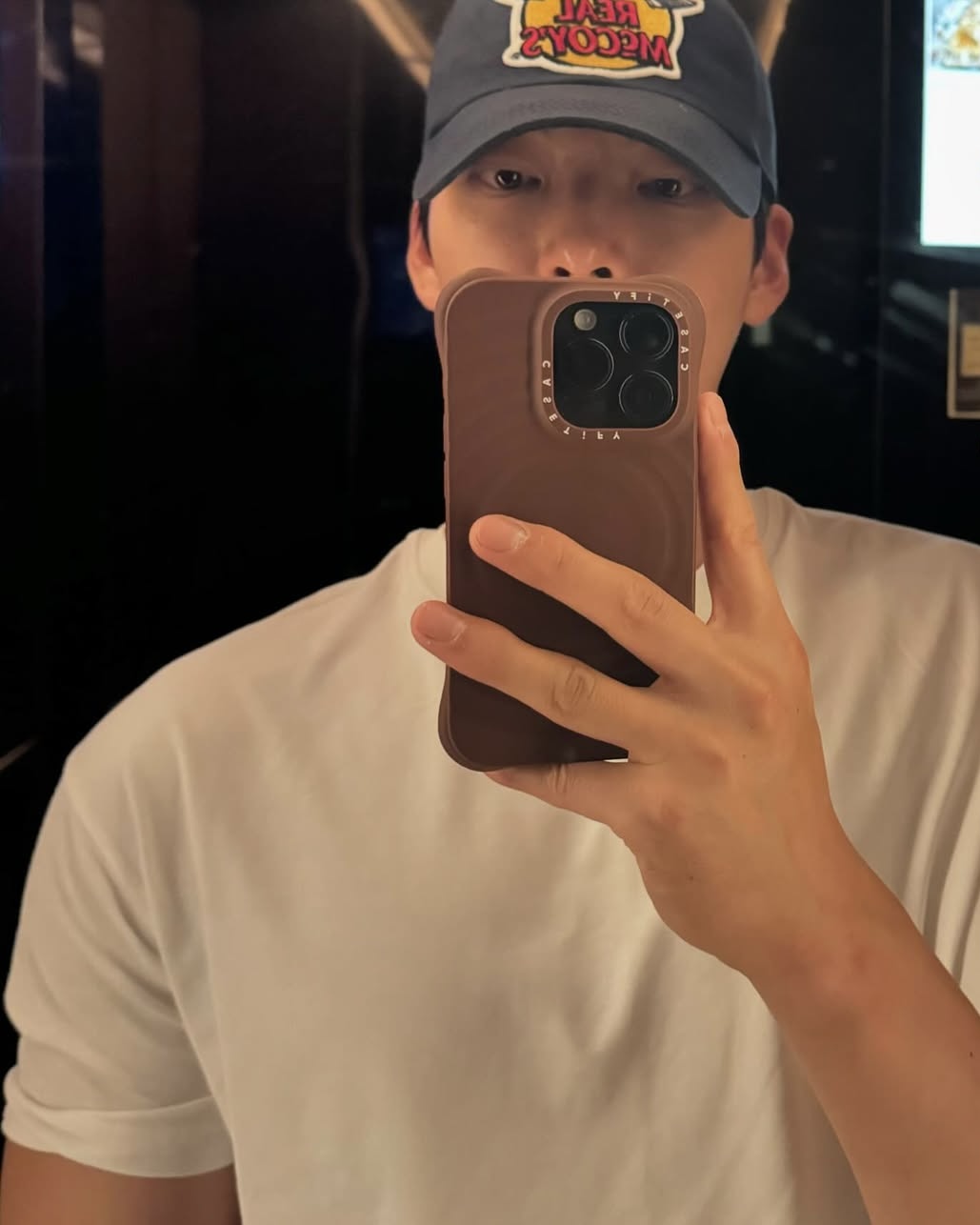 흰 티는 소매 롤업이 생명👻 이미지7