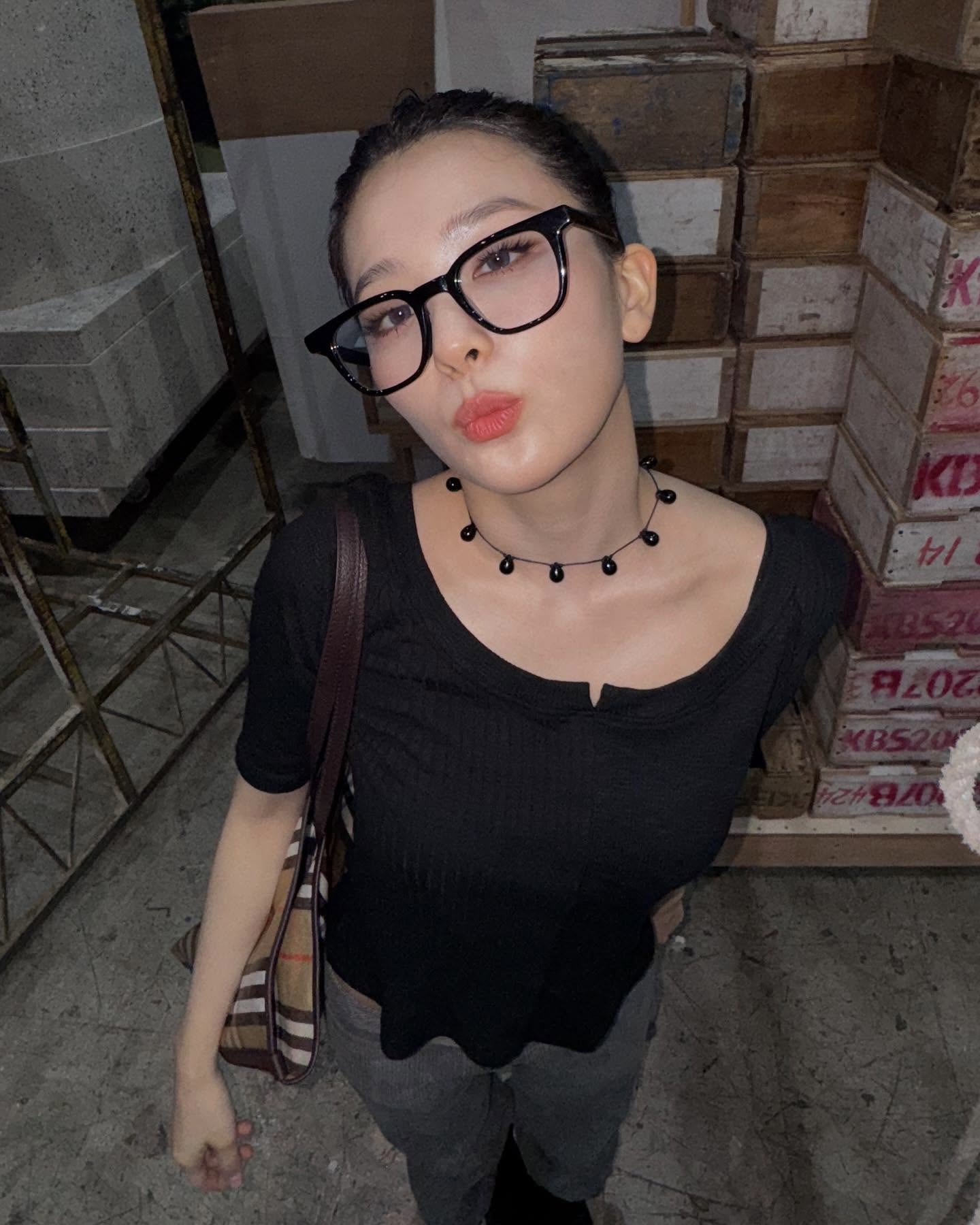 이목을 사로잡는 한 끗 포인트✨
슬기 사복 속 목걸이를 참고할 타이밍
슬기처럼 주얼리 하나로 스타일 지수를 높여보세요.
1. 시시 조이아(Sisi joia) 누에 네크리스 10만 원
프랑스 브랜드의 초커 목걸이로 유리 구슬과 면실로 제작되어, 빈티지한 무드를 만드는 아이템입니다. 슬기는 심플한 무채색 상의에 매치해 시크한 분위기를 완성했습니다. 기본 티셔츠에 포인트를 더하기 좋은 아이템입니다.
2.씨씨(seasee) 산호 목걸이 5만 원
선명한 레드 비즈볼에 산호초 팬던트가 달린 유니크한 목걸이로 무채색 룩에 강렬한 포인트를 주기 좋은 아이템입니다. 슬기는 오버사이즈 티셔츠와 매치해 긱시크 느낌을 주어 자신의 개성을 드러냈습니다. 포인트 컬러를 줄 때 룩의 활력을 더해줍니다.
3.하이(Hai) 헬가 목걸이 24만 원
담수 진주로 제작된 목걸이로 실버 광처리를 더해 은은한 반짝임이 돋보이는 아이템입니다. 슬기는 체크 원피스와 착용하여 스타일에 엣지를 주고, 사랑스러운 느낌을 줍니다. 이미지2