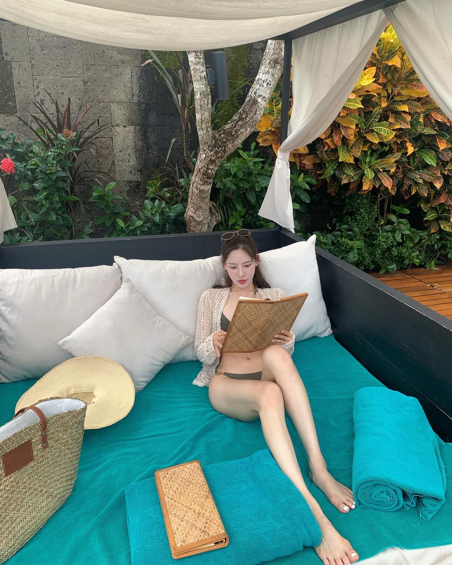 다가오는 여름 휴가엔 이렇게🤍
셀럽들의 컬러풀 바캉스룩 모음.zip🏝️ 이미지5