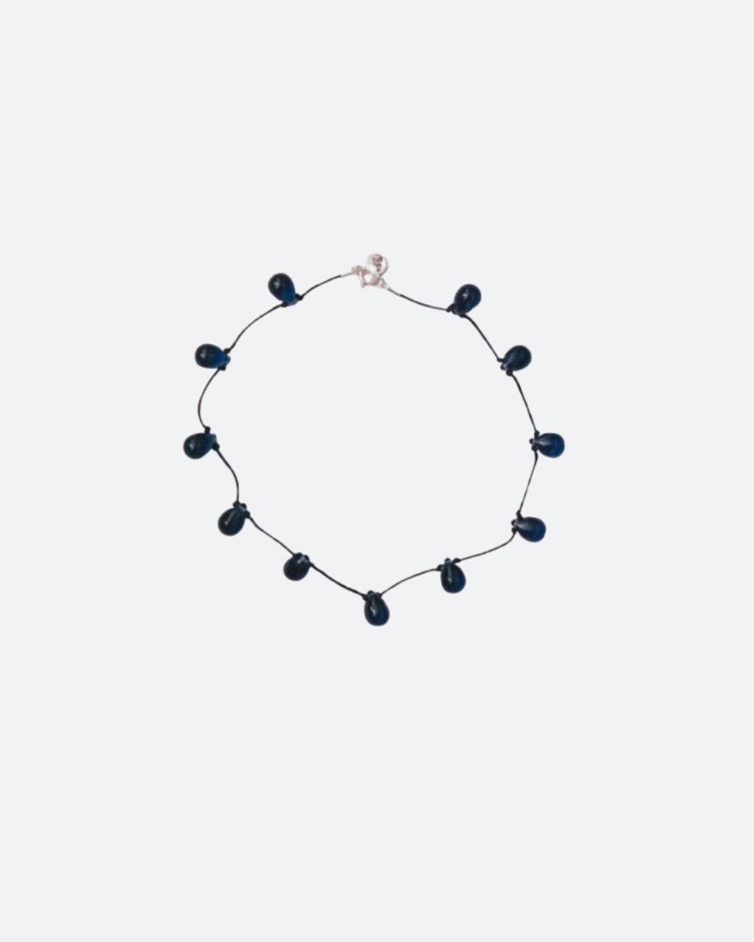 이목을 사로잡는 한 끗 포인트✨
슬기 사복 속 목걸이를 참고할 타이밍
슬기처럼 주얼리 하나로 스타일 지수를 높여보세요.
1. 시시 조이아(Sisi joia) 누에 네크리스 10만 원
프랑스 브랜드의 초커 목걸이로 유리 구슬과 면실로 제작되어, 빈티지한 무드를 만드는 아이템입니다. 슬기는 심플한 무채색 상의에 매치해 시크한 분위기를 완성했습니다. 기본 티셔츠에 포인트를 더하기 좋은 아이템입니다.
2.씨씨(seasee) 산호 목걸이 5만 원
선명한 레드 비즈볼에 산호초 팬던트가 달린 유니크한 목걸이로 무채색 룩에 강렬한 포인트를 주기 좋은 아이템입니다. 슬기는 오버사이즈 티셔츠와 매치해 긱시크 느낌을 주어 자신의 개성을 드러냈습니다. 포인트 컬러를 줄 때 룩의 활력을 더해줍니다.
3.하이(Hai) 헬가 목걸이 24만 원
담수 진주로 제작된 목걸이로 실버 광처리를 더해 은은한 반짝임이 돋보이는 아이템입니다. 슬기는 체크 원피스와 착용하여 스타일에 엣지를 주고, 사랑스러운 느낌을 줍니다. 이미지3