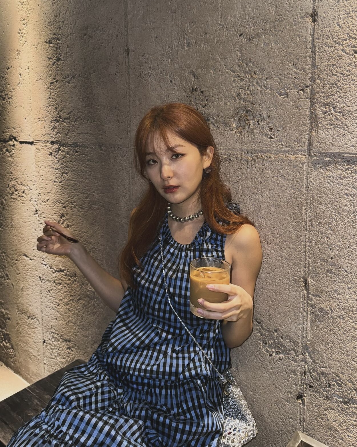 이목을 사로잡는 한 끗 포인트✨
슬기 사복 속 목걸이를 참고할 타이밍
슬기처럼 주얼리 하나로 스타일 지수를 높여보세요.
1. 시시 조이아(Sisi joia) 누에 네크리스 10만 원
프랑스 브랜드의 초커 목걸이로 유리 구슬과 면실로 제작되어, 빈티지한 무드를 만드는 아이템입니다. 슬기는 심플한 무채색 상의에 매치해 시크한 분위기를 완성했습니다. 기본 티셔츠에 포인트를 더하기 좋은 아이템입니다.
2.씨씨(seasee) 산호 목걸이 5만 원
선명한 레드 비즈볼에 산호초 팬던트가 달린 유니크한 목걸이로 무채색 룩에 강렬한 포인트를 주기 좋은 아이템입니다. 슬기는 오버사이즈 티셔츠와 매치해 긱시크 느낌을 주어 자신의 개성을 드러냈습니다. 포인트 컬러를 줄 때 룩의 활력을 더해줍니다.
3.하이(Hai) 헬가 목걸이 24만 원
담수 진주로 제작된 목걸이로 실버 광처리를 더해 은은한 반짝임이 돋보이는 아이템입니다. 슬기는 체크 원피스와 착용하여 스타일에 엣지를 주고, 사랑스러운 느낌을 줍니다. 이미지7