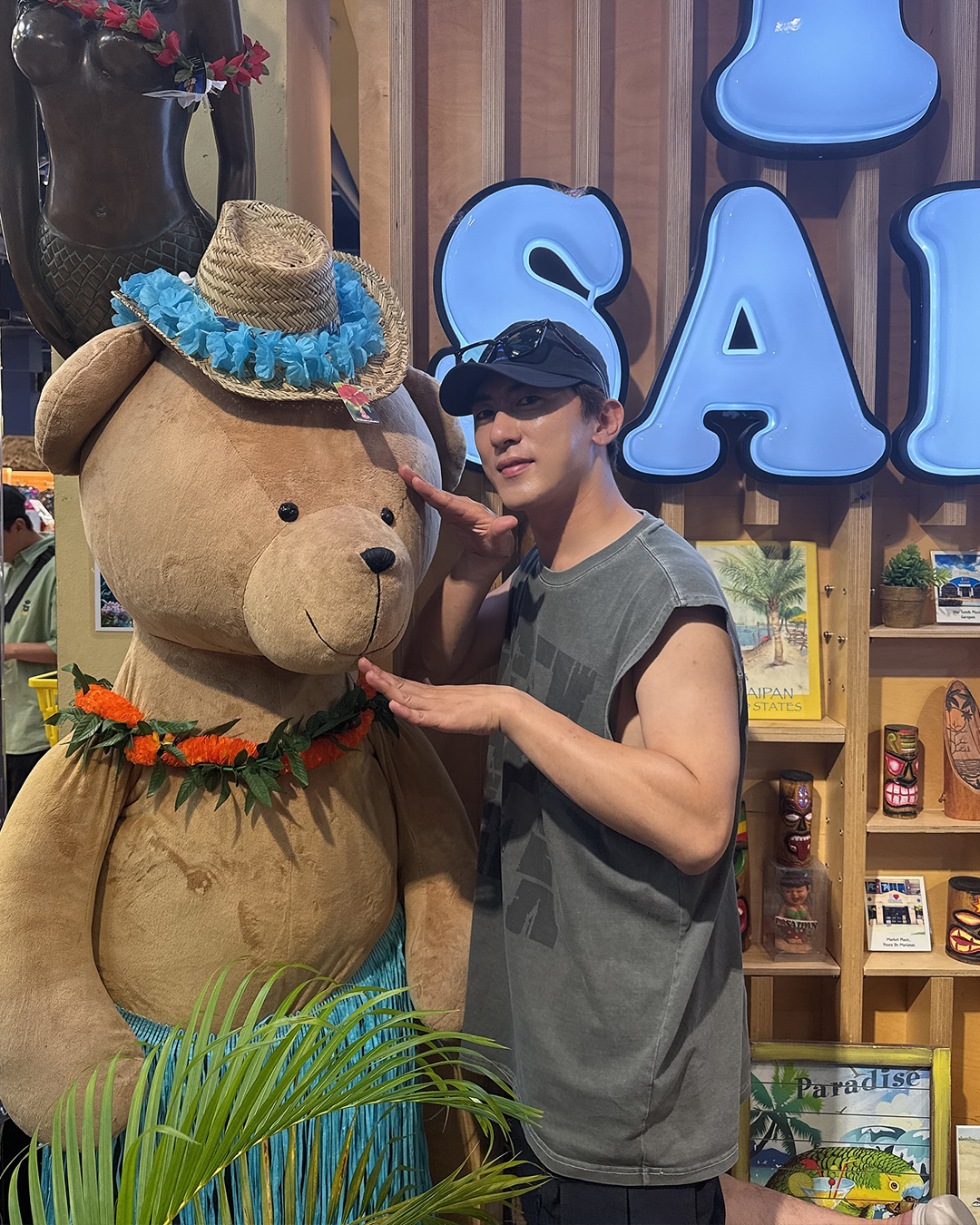 여름을 준비하는 법 🏝️⁠
원훈이 형의 여름 개시 아이템 3 - 슬리브리스, 카고, 선글라스⁠
⁠
해가 길어지고, 공기마저 뜨거워지는 계절. 김원훈은 이 뜨거움을 고스란히 룩으로 번역해 냅니다.⁠
⁠
1. 에이치덱스 브레이킹 피그먼트 슬리브리스 카키⁠
헐렁한 핏에 물 빠진 듯 자연스러운 피그먼트 워싱. 군더더기 없이 힘 빠진 여름 룩의 정석이죠. 슬리브리스 하나로 분위기를 만듭니다.⁠
⁠
1. 나이키 ACG 스노우그래스 카고 쇼츠 벨벳 브라운 - 아시아⁠
ACG 특유의 실용성과 빈티지 무드를 동시에. 기능성 포켓과 벨벳톤 브라운 컬러가 미묘한 아웃도어 무드를 더합니다.⁠ 해변도, 시내도, 어디서든 ‘쓸모 있는 멋’.⁠
⁠
1. 젠틀몬스터 릴리트 01 블랙⁠
얼굴에 딱 붙는 타이트한 실루엣, 유려한 라인. 기능은 기본, 분위기는 보너스. 햇빛 아래, 원훈이 형 눈빛은 더 이상 가려지지 않습니다.⁠ 이미지