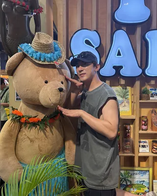 여름을 준비하는 법 🏝️
원훈이 형의 여름 개시 아이템 3 - 슬리브리스, 카고, 선글라스
해가 길어지고, 공기마저 뜨거워지는 계절. 김원훈은 이 뜨거움을 고스란히 룩으로 번역해 냅니다.
1. 에이치덱스 브레이킹 피그먼트 슬리브리스 카키
헐렁한 핏에 물 빠진 듯 자연스러운 피그먼트 워싱. 군더더기 없이 힘 빠진 여름 룩의 정석이죠. 슬리브리스 하나로 분위기를 만듭니다.
1. 나이키 ACG 스노우그래스 카고 쇼츠 벨벳 브라운 - 아시아
ACG 특유의 실용성과 빈티지 무드를 동시에. 기능성 포켓과 벨벳톤 브라운 컬러가 미묘한 아웃도어 무드를 더합니다. 해변도, 시내도, 어디서든 ‘쓸모 있는 멋’.
1. 젠틀몬스터 릴리트 01 블랙
얼굴에 딱 붙는 타이트한 실루엣, 유려한 라인. 기능은 기본, 분위기는 보너스. 햇빛 아래, 원훈이 형 눈빛은 더 이상 가려지지 않습니다. 이미지
