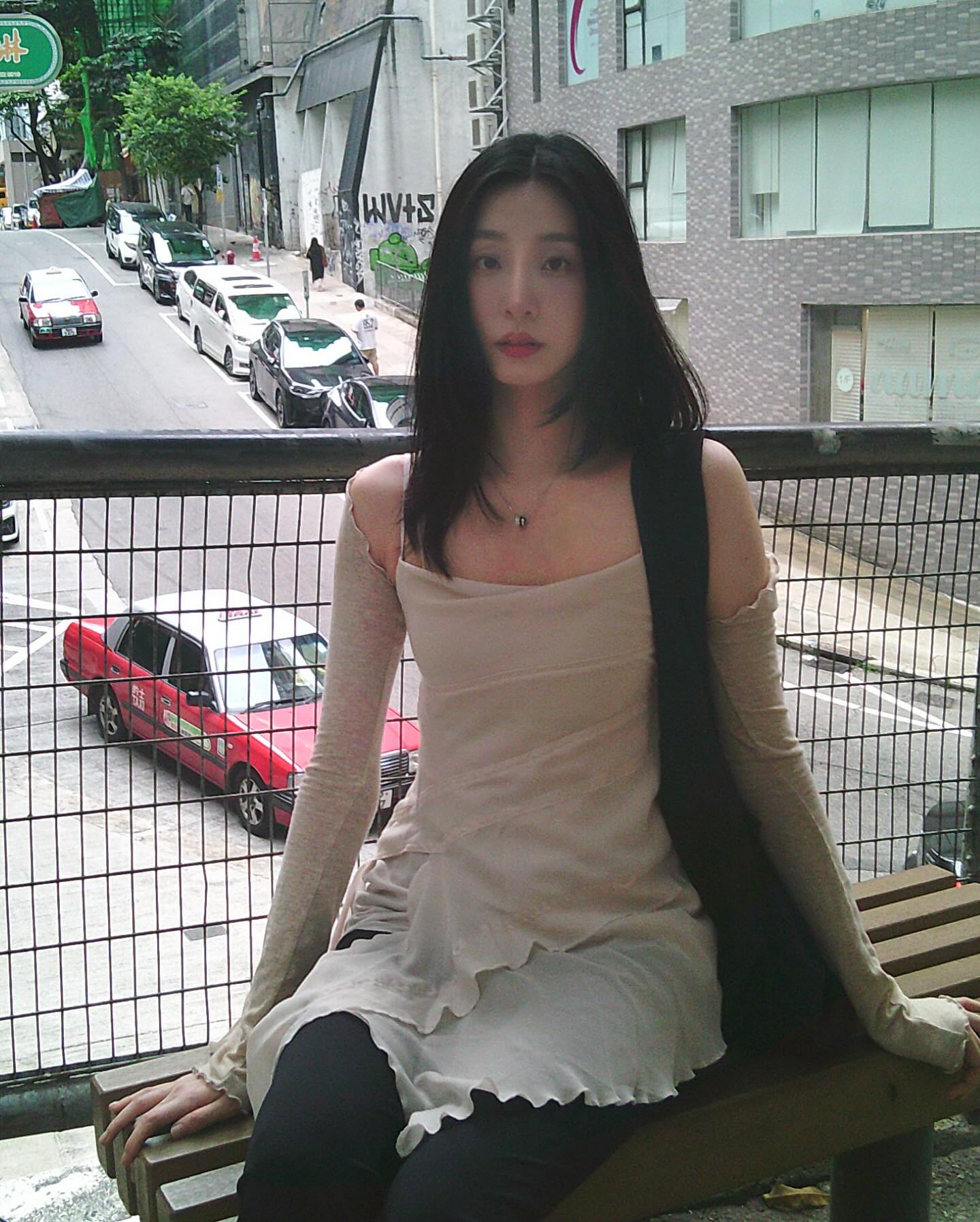 여름 민소매 코디법 4가지🤍

여름철 필수 아이템, 민소매✨ 간단한 매치만으로도 완성도 높은 스타일을 연출할 수 있는 4가지 코디법을 소개합니다.

1. 민소매 + 데님 팬츠
시원한 민소매에 데님 팬츠를 더해 부담 없이 즐기기 좋은 캐주얼한 여름 룩을 완성했습니다.

2. 민소매 원피스 단독
단 하나만으로도 감각적인 무드를 연출할 수 있는 간편한 여름 코디입니다.

3. 민소매 + 미니스커트
슬림한 민소매에 미니스커트를 더해 발랄하면서도 페미닌한 분위기를 연출한 룩입니다.

4. 민소매 + 팬츠 레이어드
베이직한 민소매 원피스에 팬츠를 더해 편안함과 스타일을 모두 갖춘 여름룩으로 완성했습니다. 이미지8