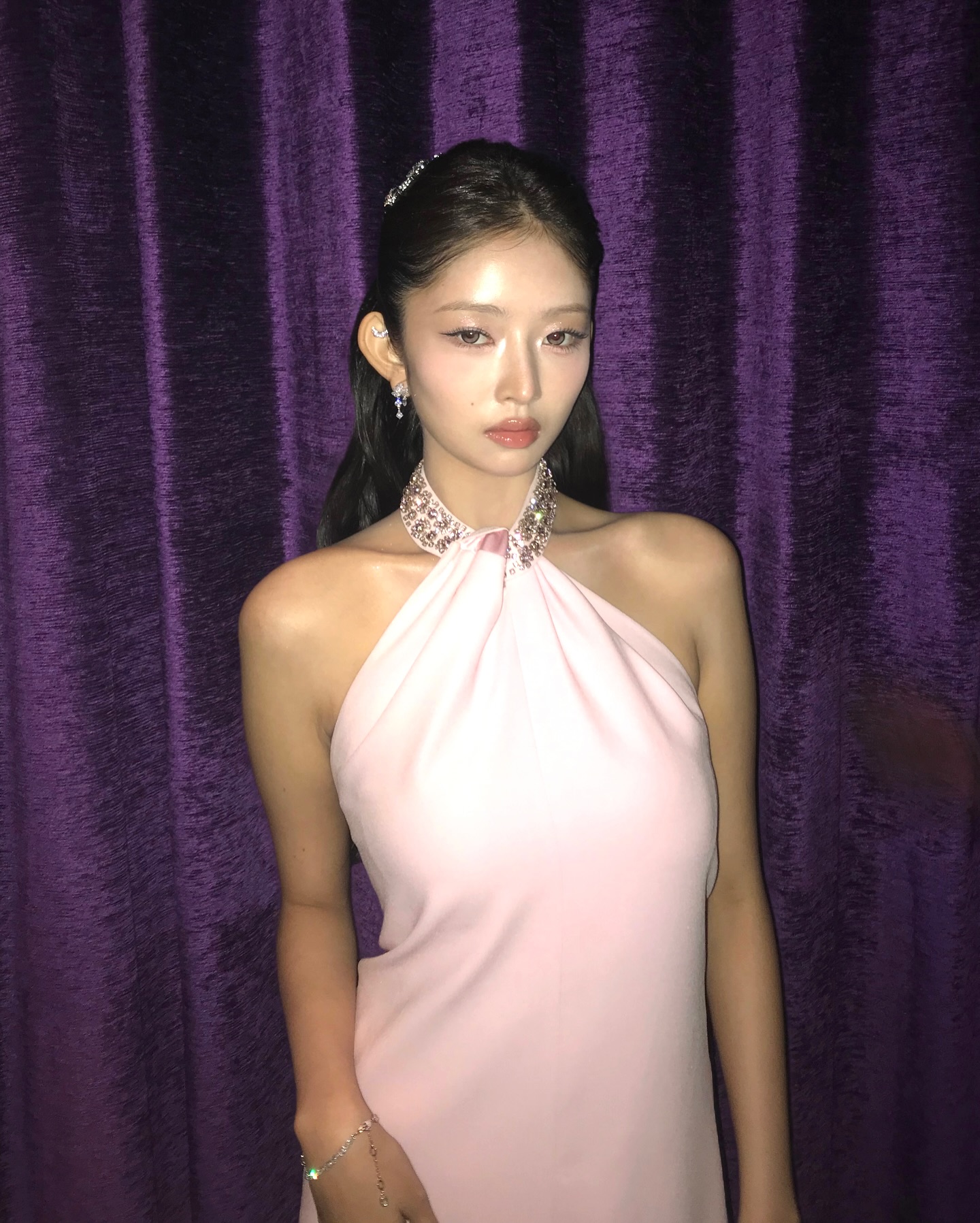 앞머리 넘긴 레이가 왜이리 예뻐🤦🏻‍♀️
반응 좋은 올백머리 @레이🩷 이미지3