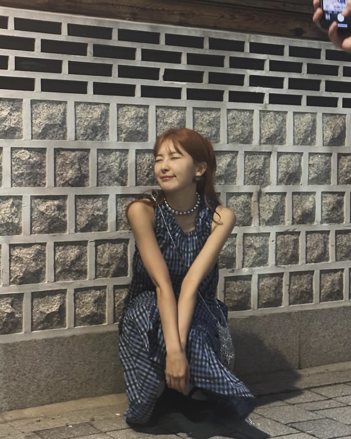 이목을 사로잡는 한 끗 포인트✨
슬기 사복 속 목걸이를 참고할 타이밍
슬기처럼 주얼리 하나로 스타일 지수를 높여보세요.
1. 시시 조이아(Sisi joia) 누에 네크리스 10만 원
프랑스 브랜드의 초커 목걸이로 유리 구슬과 면실로 제작되어, 빈티지한 무드를 만드는 아이템입니다. 슬기는 심플한 무채색 상의에 매치해 시크한 분위기를 완성했습니다. 기본 티셔츠에 포인트를 더하기 좋은 아이템입니다.
2.씨씨(seasee) 산호 목걸이 5만 원
선명한 레드 비즈볼에 산호초 팬던트가 달린 유니크한 목걸이로 무채색 룩에 강렬한 포인트를 주기 좋은 아이템입니다. 슬기는 오버사이즈 티셔츠와 매치해 긱시크 느낌을 주어 자신의 개성을 드러냈습니다. 포인트 컬러를 줄 때 룩의 활력을 더해줍니다.
3.하이(Hai) 헬가 목걸이 24만 원
담수 진주로 제작된 목걸이로 실버 광처리를 더해 은은한 반짝임이 돋보이는 아이템입니다. 슬기는 체크 원피스와 착용하여 스타일에 엣지를 주고, 사랑스러운 느낌을 줍니다. 이미지8