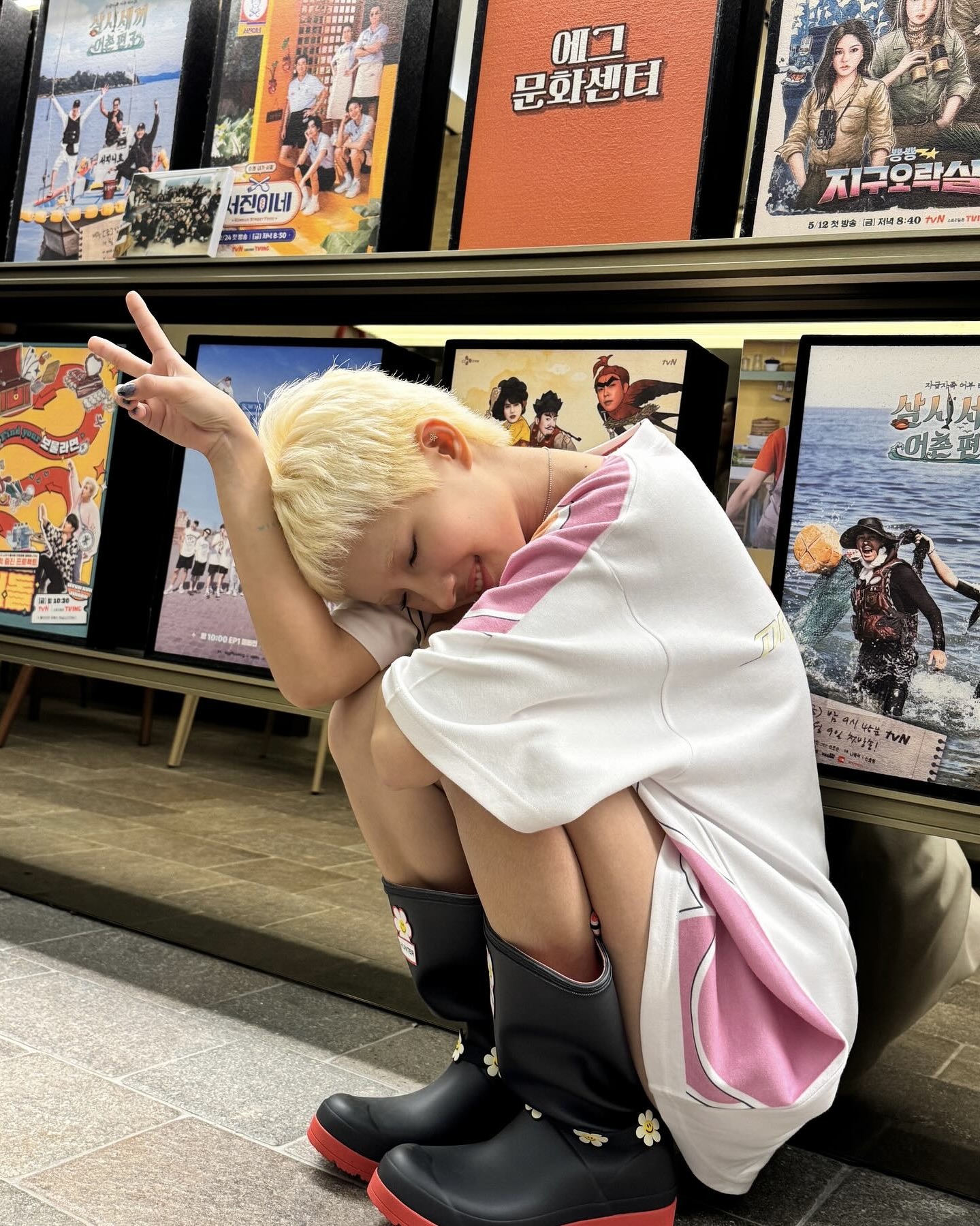 헤어 변신 고민 중이라면
올 여름은 과감하게 자를 때💇🏻‍♀️

짧은 머리 하나로 쿨하고 트렌디한 여름 헤어스타일을 완성하세요. 

1. 보브컷
보브컷은 목선 정도 닿는 길이로, 청순하면서도 세련된 이미지를 강조할 수 있습니다. 얼굴형에 따라 층을 조절할 수 있어 누구에나 잘어울리는 헤어스타일입니다. 갸름하고 긴 얼굴형에 잘 어울리며, 처음 짧은머리 도전하는 사람에게 추천합니다.

2. 허쉬컷
허쉬컷은 앞뒤 길이 차이가 뚜렷한 헤어스타일로 염색을 통해 더욱 매력적인 헤어를 연출할 수 있습니다. 둥근 얼굴형을 자연스럽게 커버해주고, 머리 손상이 심한 사람에게 추천합니다.

3.숏컷
숏컷은 귀라인이나 턱선 위까지 오는 짧은 헤어 스타일로 깔끔하면서 세련된 느낌을 줄 수 있습니다. 계란형, 각진 얼굴형, 긴 얼굴형에 잘어울리며, 강한 인상을 부드럽게 중화해주는 효과가 있습니다. 이미지