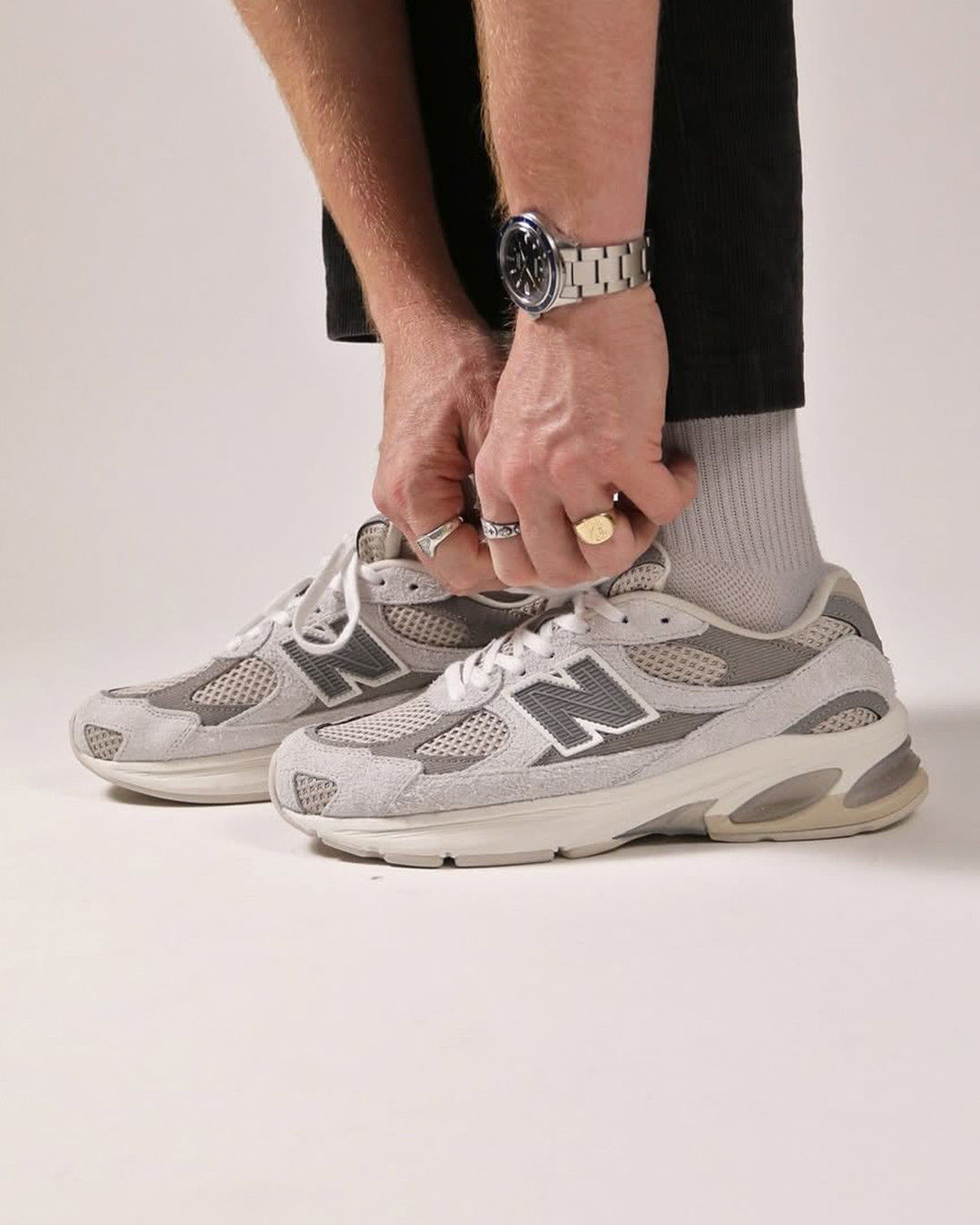 뉴발란스가 다시 쓴 ‘프리미엄’의 정의⁠
과거에서 온 미래형 스니커즈, 2010의 귀환👟⁠
⁠
뉴발란스가 또 한 번 헤리티지와 모던함을 절묘하게 결합한 새로운 스니커즈를 선보입니다. 오는 2025년 출시 예정인 2010 NB3 “Nimbus Cloud”는 브랜드의 역사성과 현대적 감각을 모두 담아낸 야심작으로 주목받고 있습니다.⁠
⁠
2010 NB3는 99X 시리즈에서 영감을 받아 재해석된 뉴발란스의 신작입니다. 부드러운 그레이톤과 스웨이드 소재가 고급스러움을 더하며, 클래식한 무드를 현대적으로 풀어냈습니다.⁠ 이미지