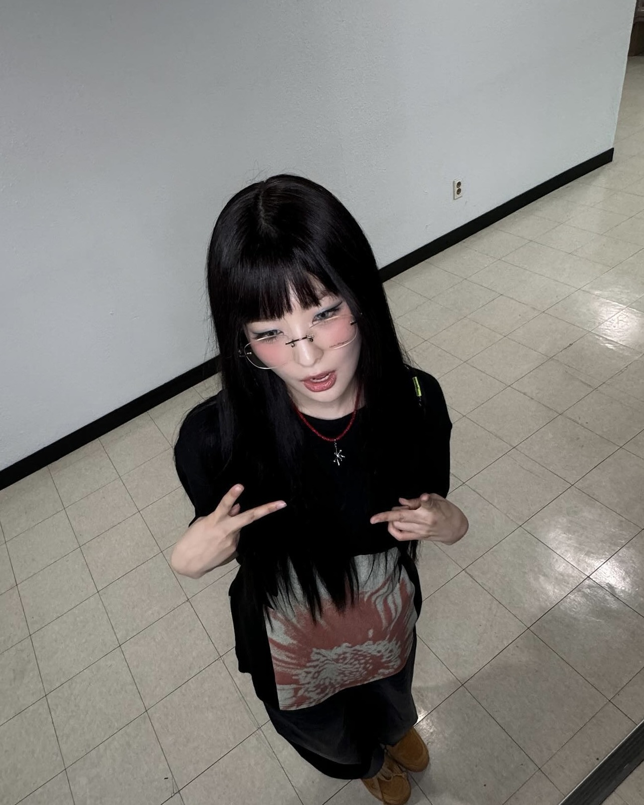 이목을 사로잡는 한 끗 포인트✨
슬기 사복 속 목걸이를 참고할 타이밍
슬기처럼 주얼리 하나로 스타일 지수를 높여보세요.
1. 시시 조이아(Sisi joia) 누에 네크리스 10만 원
프랑스 브랜드의 초커 목걸이로 유리 구슬과 면실로 제작되어, 빈티지한 무드를 만드는 아이템입니다. 슬기는 심플한 무채색 상의에 매치해 시크한 분위기를 완성했습니다. 기본 티셔츠에 포인트를 더하기 좋은 아이템입니다.
2.씨씨(seasee) 산호 목걸이 5만 원
선명한 레드 비즈볼에 산호초 팬던트가 달린 유니크한 목걸이로 무채색 룩에 강렬한 포인트를 주기 좋은 아이템입니다. 슬기는 오버사이즈 티셔츠와 매치해 긱시크 느낌을 주어 자신의 개성을 드러냈습니다. 포인트 컬러를 줄 때 룩의 활력을 더해줍니다.
3.하이(Hai) 헬가 목걸이 24만 원
담수 진주로 제작된 목걸이로 실버 광처리를 더해 은은한 반짝임이 돋보이는 아이템입니다. 슬기는 체크 원피스와 착용하여 스타일에 엣지를 주고, 사랑스러운 느낌을 줍니다. 이미지5