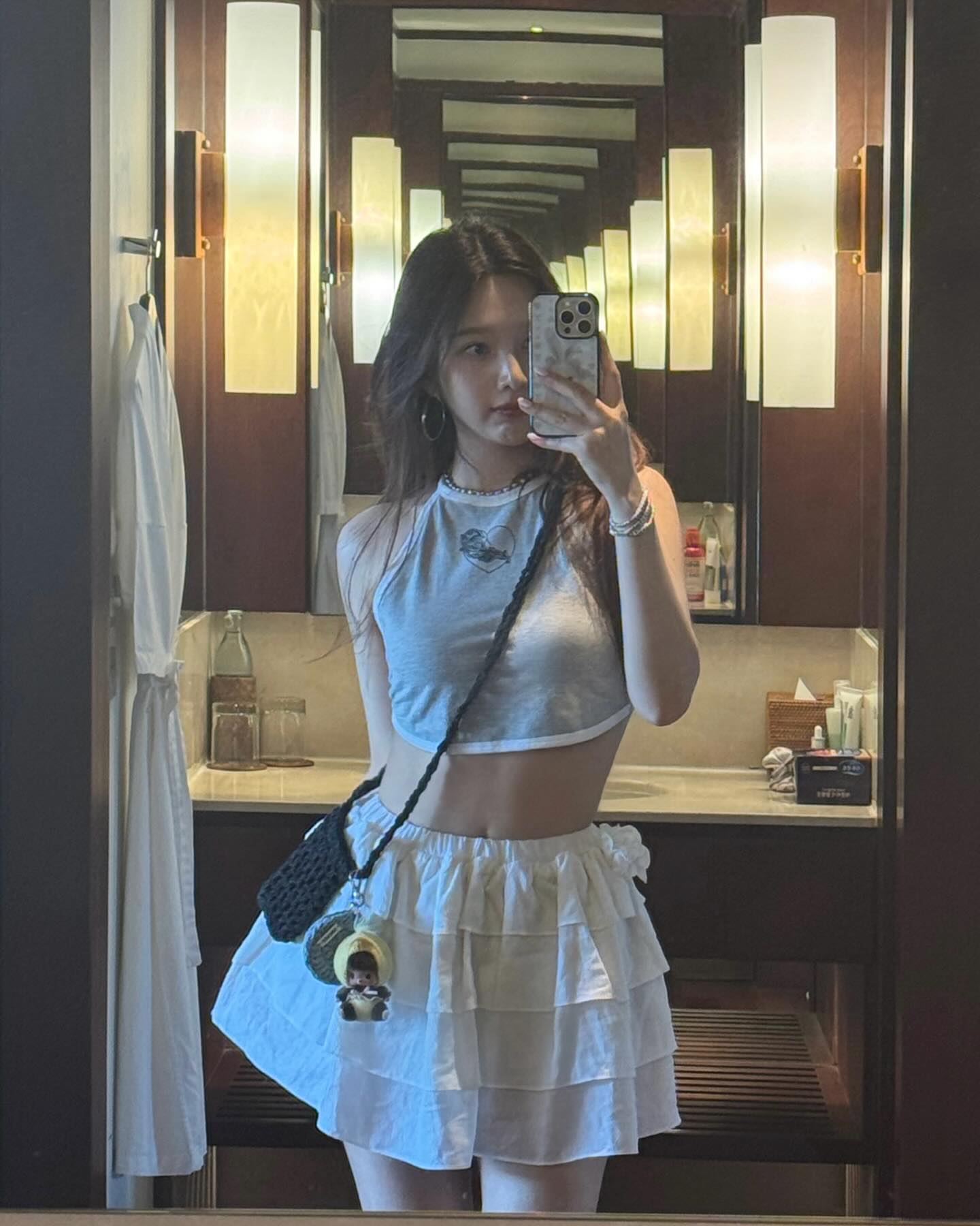 여름 민소매 코디법 4가지🤍

여름철 필수 아이템, 민소매✨ 간단한 매치만으로도 완성도 높은 스타일을 연출할 수 있는 4가지 코디법을 소개합니다.

1. 민소매 + 데님 팬츠
시원한 민소매에 데님 팬츠를 더해 부담 없이 즐기기 좋은 캐주얼한 여름 룩을 완성했습니다.

2. 민소매 원피스 단독
단 하나만으로도 감각적인 무드를 연출할 수 있는 간편한 여름 코디입니다.

3. 민소매 + 미니스커트
슬림한 민소매에 미니스커트를 더해 발랄하면서도 페미닌한 분위기를 연출한 룩입니다.

4. 민소매 + 팬츠 레이어드
베이직한 민소매 원피스에 팬츠를 더해 편안함과 스타일을 모두 갖춘 여름룩으로 완성했습니다. 이미지6