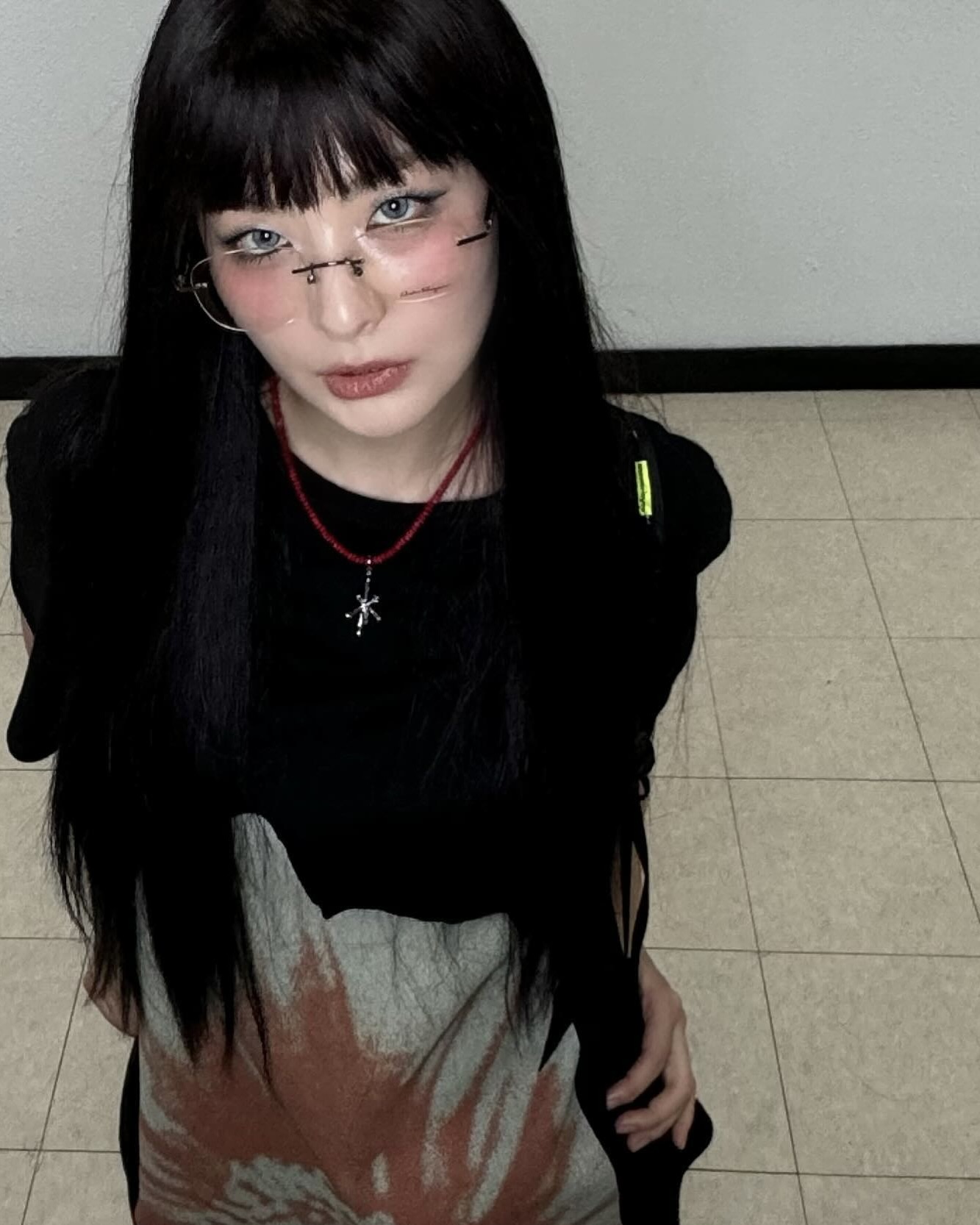 이목을 사로잡는 한 끗 포인트✨
슬기 사복 속 목걸이를 참고할 타이밍
슬기처럼 주얼리 하나로 스타일 지수를 높여보세요.
1. 시시 조이아(Sisi joia) 누에 네크리스 10만 원
프랑스 브랜드의 초커 목걸이로 유리 구슬과 면실로 제작되어, 빈티지한 무드를 만드는 아이템입니다. 슬기는 심플한 무채색 상의에 매치해 시크한 분위기를 완성했습니다. 기본 티셔츠에 포인트를 더하기 좋은 아이템입니다.
2.씨씨(seasee) 산호 목걸이 5만 원
선명한 레드 비즈볼에 산호초 팬던트가 달린 유니크한 목걸이로 무채색 룩에 강렬한 포인트를 주기 좋은 아이템입니다. 슬기는 오버사이즈 티셔츠와 매치해 긱시크 느낌을 주어 자신의 개성을 드러냈습니다. 포인트 컬러를 줄 때 룩의 활력을 더해줍니다.
3.하이(Hai) 헬가 목걸이 24만 원
담수 진주로 제작된 목걸이로 실버 광처리를 더해 은은한 반짝임이 돋보이는 아이템입니다. 슬기는 체크 원피스와 착용하여 스타일에 엣지를 주고, 사랑스러운 느낌을 줍니다. 이미지4