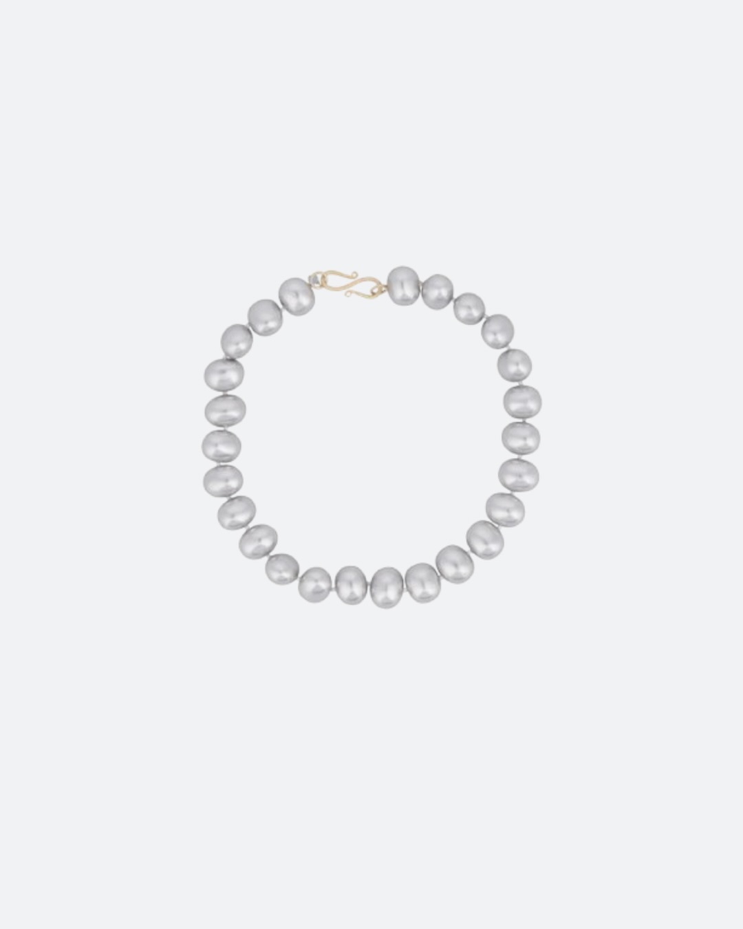 이목을 사로잡는 한 끗 포인트✨
슬기 사복 속 목걸이를 참고할 타이밍
슬기처럼 주얼리 하나로 스타일 지수를 높여보세요.
1. 시시 조이아(Sisi joia) 누에 네크리스 10만 원
프랑스 브랜드의 초커 목걸이로 유리 구슬과 면실로 제작되어, 빈티지한 무드를 만드는 아이템입니다. 슬기는 심플한 무채색 상의에 매치해 시크한 분위기를 완성했습니다. 기본 티셔츠에 포인트를 더하기 좋은 아이템입니다.
2.씨씨(seasee) 산호 목걸이 5만 원
선명한 레드 비즈볼에 산호초 팬던트가 달린 유니크한 목걸이로 무채색 룩에 강렬한 포인트를 주기 좋은 아이템입니다. 슬기는 오버사이즈 티셔츠와 매치해 긱시크 느낌을 주어 자신의 개성을 드러냈습니다. 포인트 컬러를 줄 때 룩의 활력을 더해줍니다.
3.하이(Hai) 헬가 목걸이 24만 원
담수 진주로 제작된 목걸이로 실버 광처리를 더해 은은한 반짝임이 돋보이는 아이템입니다. 슬기는 체크 원피스와 착용하여 스타일에 엣지를 주고, 사랑스러운 느낌을 줍니다. 이미지9