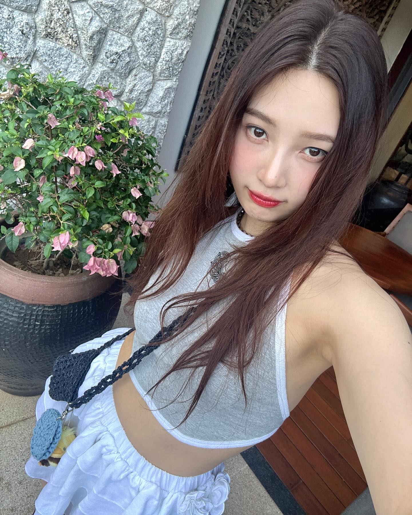 다가오는 여름 휴가엔 이렇게🤍
셀럽들의 컬러풀 바캉스룩 모음.zip🏝️ 이미지2