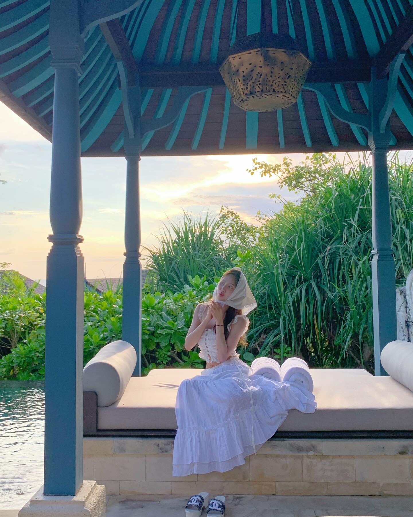 다가오는 여름 휴가엔 이렇게🤍
셀럽들의 컬러풀 바캉스룩 모음.zip🏝️ 이미지