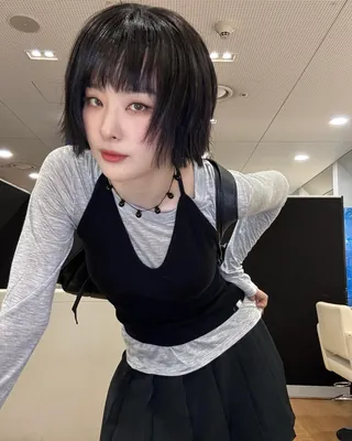 이목을 사로잡는 한 끗 포인트✨
슬기 사복 속 목걸이를 참고할 타이밍
슬기처럼 주얼리 하나로 스타일 지수를 높여보세요.
1. 시시 조이아(Sisi joia) 누에 네크리스 10만 원
프랑스 브랜드의 초커 목걸이로 유리 구슬과 면실로 제작되어, 빈티지한 무드를 만드는 아이템입니다. 슬기는 심플한 무채색 상의에 매치해 시크한 분위기를 완성했습니다. 기본 티셔츠에 포인트를 더하기 좋은 아이템입니다.
2.씨씨(seasee) 산호 목걸이 5만 원
선명한 레드 비즈볼에 산호초 팬던트가 달린 유니크한 목걸이로 무채색 룩에 강렬한 포인트를 주기 좋은 아이템입니다. 슬기는 오버사이즈 티셔츠와 매치해 긱시크 느낌을 주어 자신의 개성을 드러냈습니다. 포인트 컬러를 줄 때 룩의 활력을 더해줍니다.
3.하이(Hai) 헬가 목걸이 24만 원
담수 진주로 제작된 목걸이로 실버 광처리를 더해 은은한 반짝임이 돋보이는 아이템입니다. 슬기는 체크 원피스와 착용하여 스타일에 엣지를 주고, 사랑스러운 느낌을 줍니다. 이미지