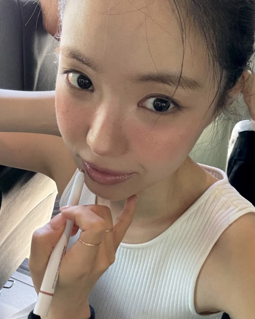 선번 메이크업은 손나은처럼 ☀️💛
붉게 물든 블러셔에 주근깨 한 스푼

햇볕에 그을린 듯, 자연스럽게 퍼지는 붉은 기와 주근깨가 포인트인 선번 메이크업🧡 볼은 물론 콧등까지 자연스럽게 이어진 블러셔로 생기를 더하고, 작은 점들로 찍은 주근깨 표현으로 선번 메이크업을 완성했는데요. 광대와 코끝에는 하이라이터를 은은하게 더해 마무리했습니다.

콧등까지 블러셔를 넓게 바르고, 코끝에 하이라이터로 마무리해 선번 메이크업을 연출해보세요☀️ 이미지