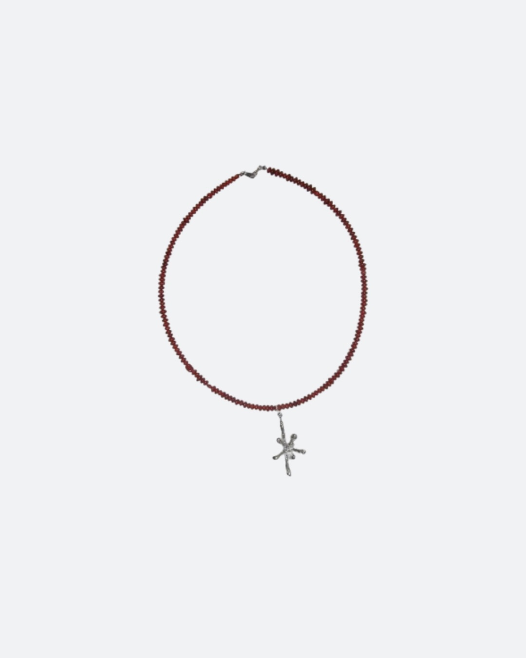 이목을 사로잡는 한 끗 포인트✨
슬기 사복 속 목걸이를 참고할 타이밍
슬기처럼 주얼리 하나로 스타일 지수를 높여보세요.
1. 시시 조이아(Sisi joia) 누에 네크리스 10만 원
프랑스 브랜드의 초커 목걸이로 유리 구슬과 면실로 제작되어, 빈티지한 무드를 만드는 아이템입니다. 슬기는 심플한 무채색 상의에 매치해 시크한 분위기를 완성했습니다. 기본 티셔츠에 포인트를 더하기 좋은 아이템입니다.
2.씨씨(seasee) 산호 목걸이 5만 원
선명한 레드 비즈볼에 산호초 팬던트가 달린 유니크한 목걸이로 무채색 룩에 강렬한 포인트를 주기 좋은 아이템입니다. 슬기는 오버사이즈 티셔츠와 매치해 긱시크 느낌을 주어 자신의 개성을 드러냈습니다. 포인트 컬러를 줄 때 룩의 활력을 더해줍니다.
3.하이(Hai) 헬가 목걸이 24만 원
담수 진주로 제작된 목걸이로 실버 광처리를 더해 은은한 반짝임이 돋보이는 아이템입니다. 슬기는 체크 원피스와 착용하여 스타일에 엣지를 주고, 사랑스러운 느낌을 줍니다. 이미지6