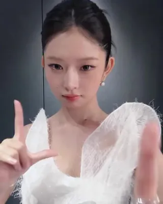 앞머리 넘긴 레이가 왜이리 예뻐🤦🏻♀️
반응 좋은 올백머리 @레이🩷 이미지