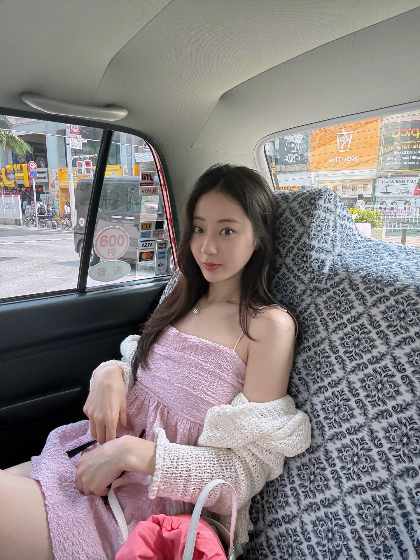 여름 민소매 코디법 4가지🤍

여름철 필수 아이템, 민소매✨ 간단한 매치만으로도 완성도 높은 스타일을 연출할 수 있는 4가지 코디법을 소개합니다.

1. 민소매 + 데님 팬츠
시원한 민소매에 데님 팬츠를 더해 부담 없이 즐기기 좋은 캐주얼한 여름 룩을 완성했습니다.

2. 민소매 원피스 단독
단 하나만으로도 감각적인 무드를 연출할 수 있는 간편한 여름 코디입니다.

3. 민소매 + 미니스커트
슬림한 민소매에 미니스커트를 더해 발랄하면서도 페미닌한 분위기를 연출한 룩입니다.

4. 민소매 + 팬츠 레이어드
베이직한 민소매 원피스에 팬츠를 더해 편안함과 스타일을 모두 갖춘 여름룩으로 완성했습니다. 이미지