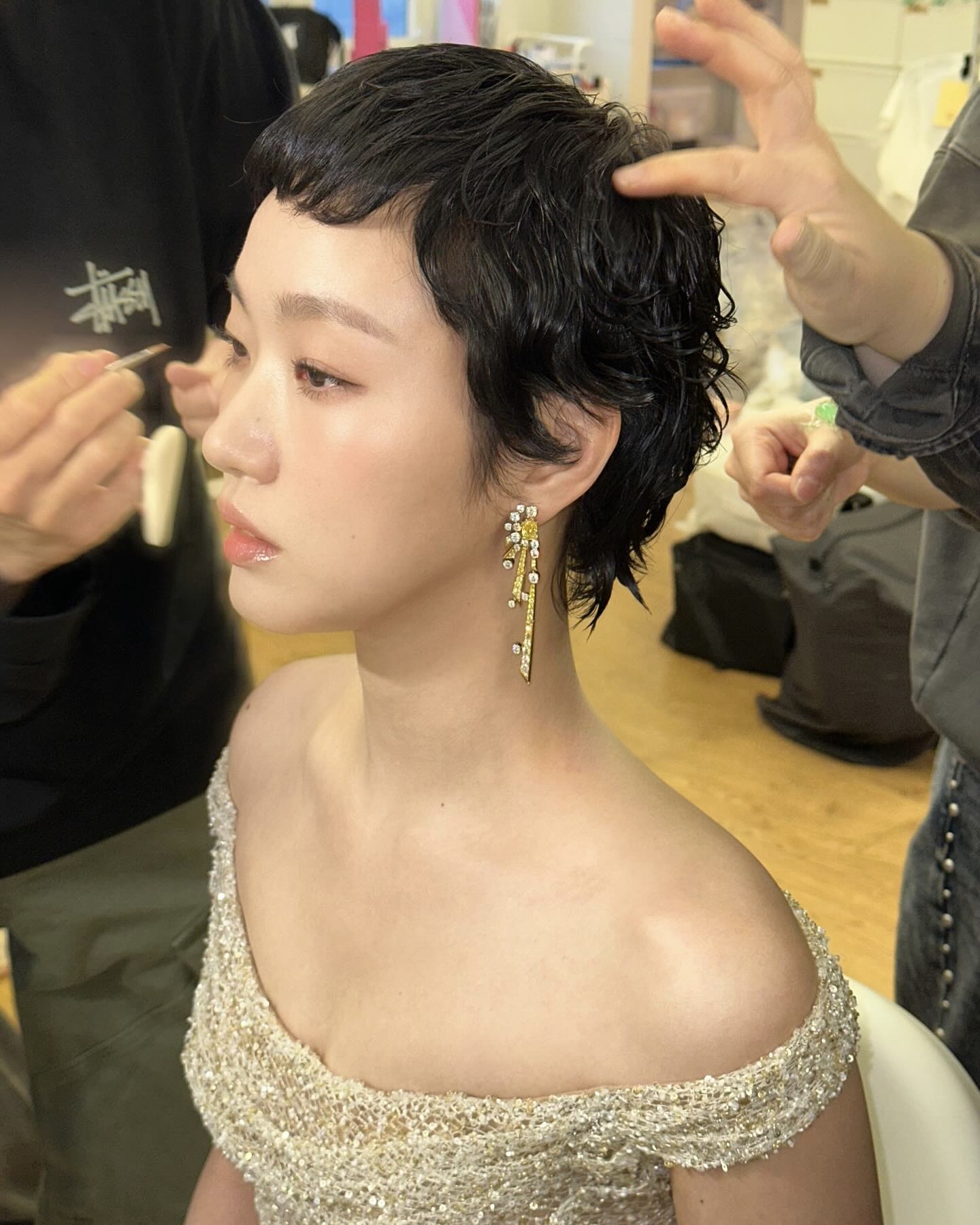헤어 변신 고민 중이라면
올 여름은 과감하게 자를 때💇🏻‍♀️

짧은 머리 하나로 쿨하고 트렌디한 여름 헤어스타일을 완성하세요. 

1. 보브컷
보브컷은 목선 정도 닿는 길이로, 청순하면서도 세련된 이미지를 강조할 수 있습니다. 얼굴형에 따라 층을 조절할 수 있어 누구에나 잘어울리는 헤어스타일입니다. 갸름하고 긴 얼굴형에 잘 어울리며, 처음 짧은머리 도전하는 사람에게 추천합니다.

2. 허쉬컷
허쉬컷은 앞뒤 길이 차이가 뚜렷한 헤어스타일로 염색을 통해 더욱 매력적인 헤어를 연출할 수 있습니다. 둥근 얼굴형을 자연스럽게 커버해주고, 머리 손상이 심한 사람에게 추천합니다.

3.숏컷
숏컷은 귀라인이나 턱선 위까지 오는 짧은 헤어 스타일로 깔끔하면서 세련된 느낌을 줄 수 있습니다. 계란형, 각진 얼굴형, 긴 얼굴형에 잘어울리며, 강한 인상을 부드럽게 중화해주는 효과가 있습니다. 이미지